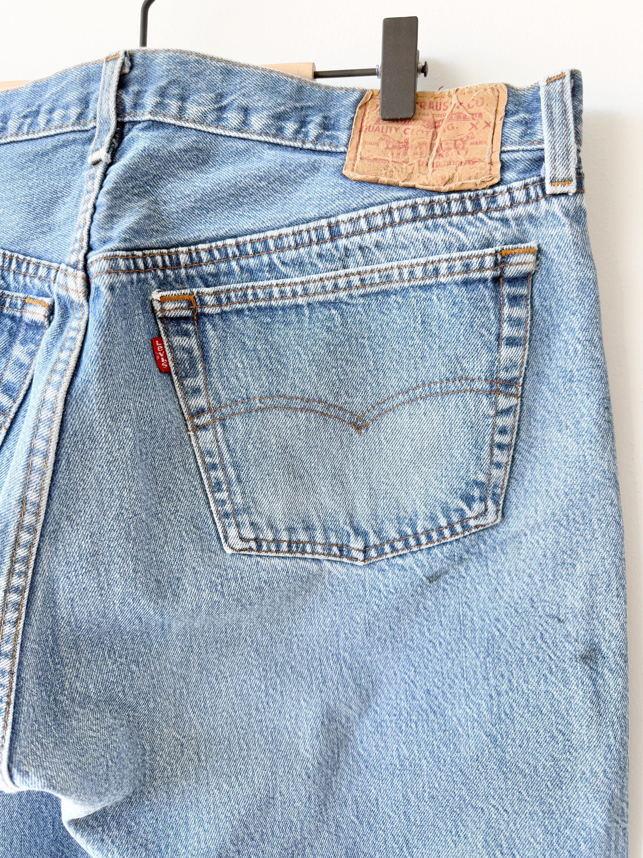 w35 L30 Levis 501 vintage medium blue stained distressed  blue 501s made in USA 80s straight leg measured 34-35” waist