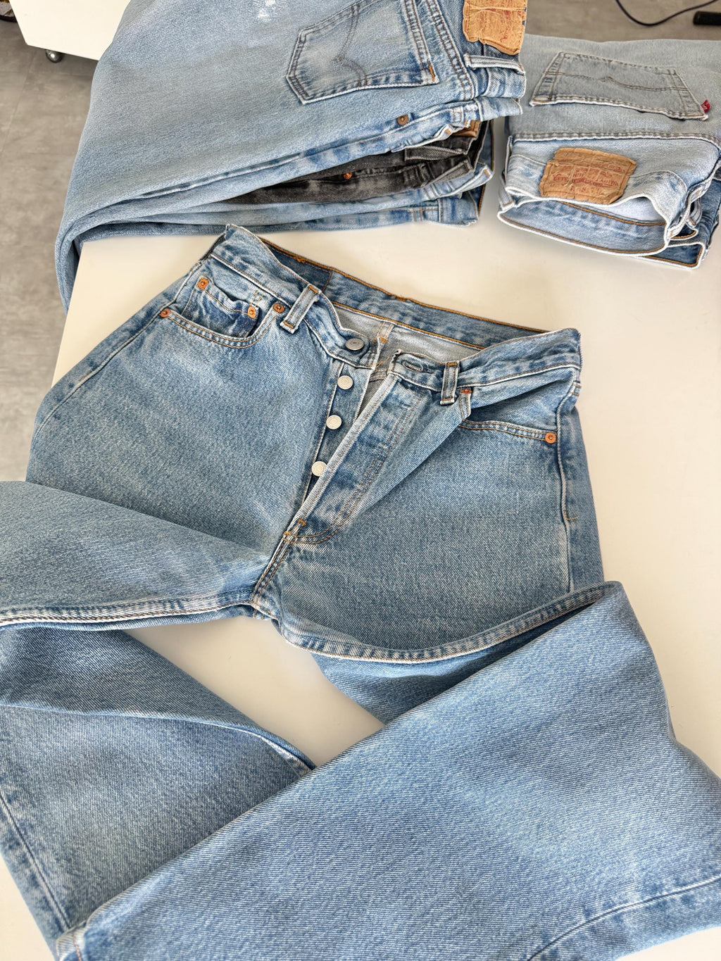 W27 L30 vintage Levis 501 26-27” measured waist medium blue made in 90s