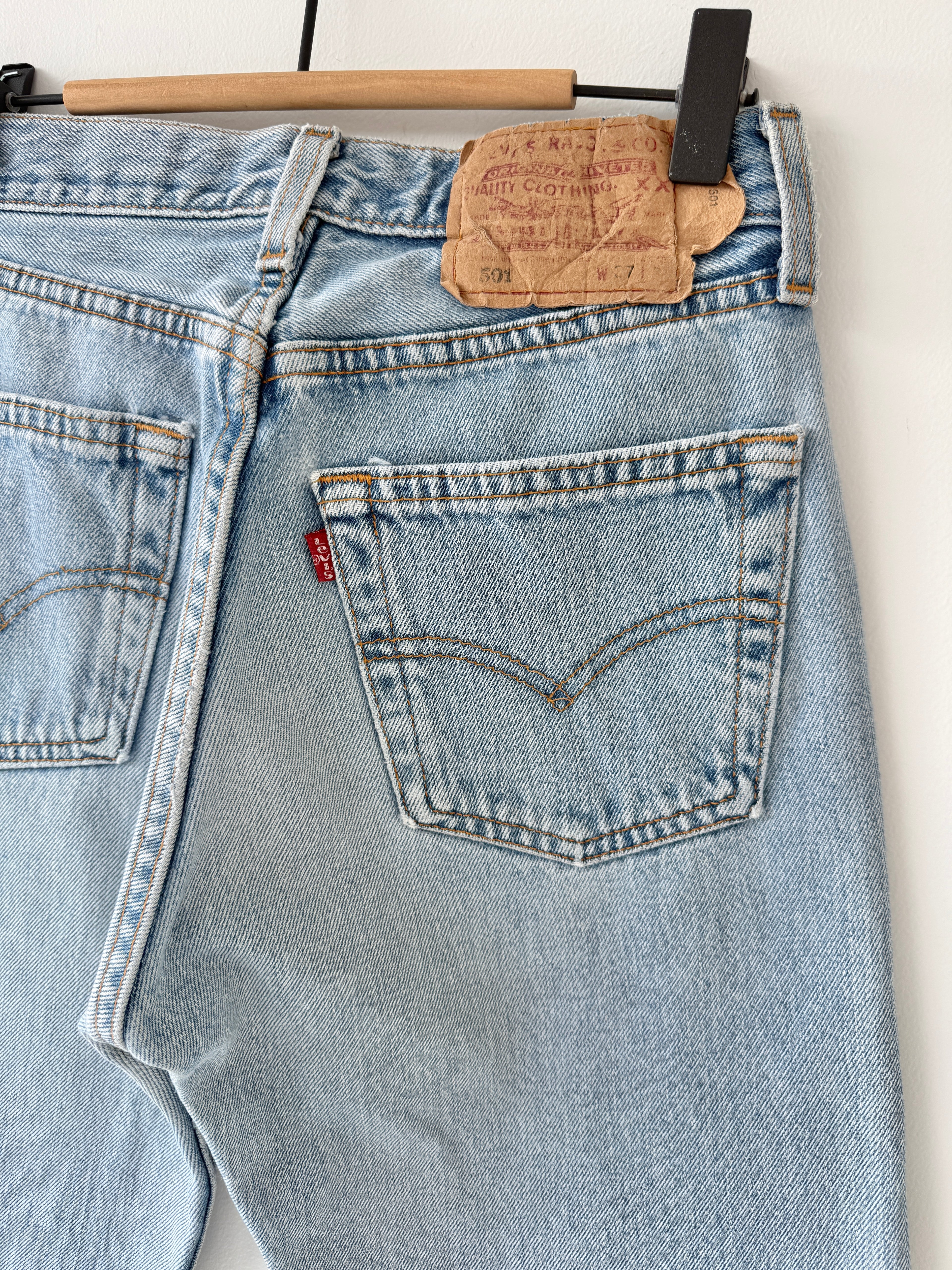 W25 L33 vintage Levis 501s 24/25” medium blue denim Levi’s 501s 90s USA