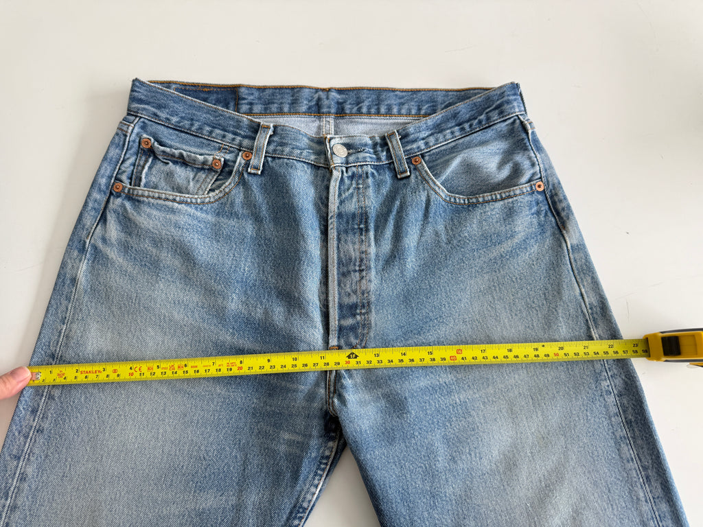W32 L30 vintage Levis 501 31-32” measured waist faded medium blue made in y2k