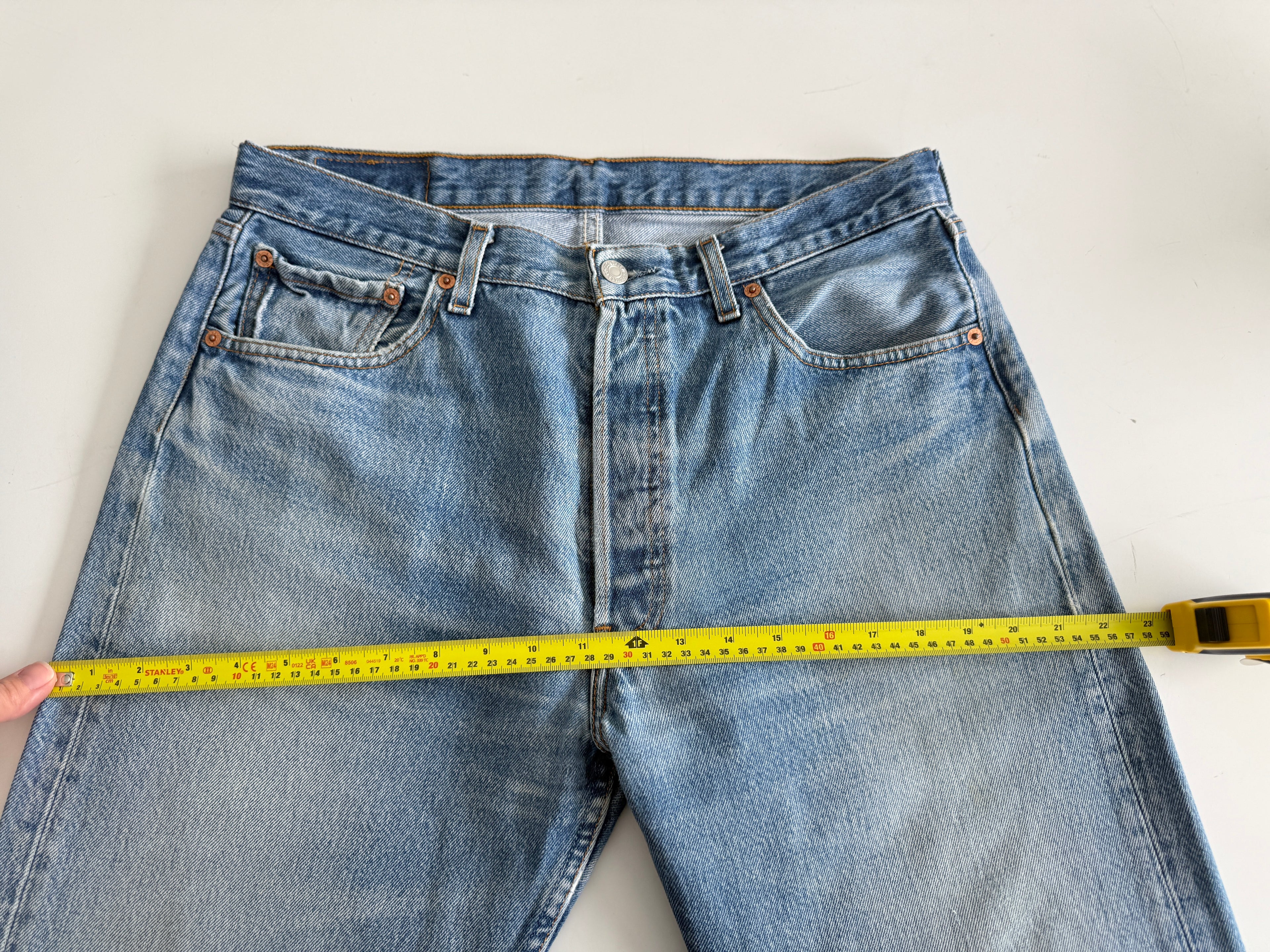 W32 L30 vintage Levis 501 31-32” measured waist faded medium blue made in y2k
