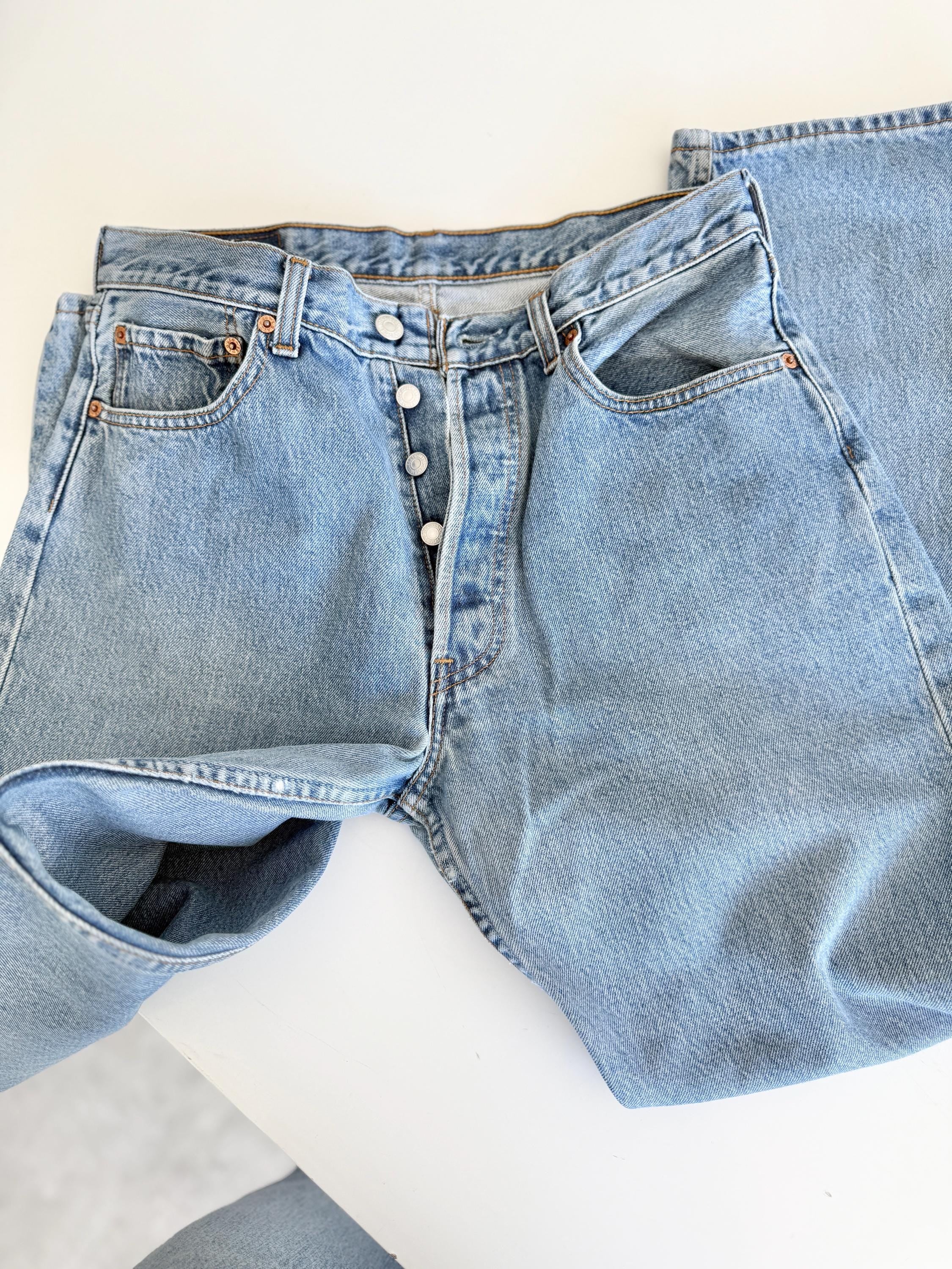 w30 L29 Levis 501 vintage 29-30” waistmedium blue 501s made in Canada for women 90s straight leg jeans 501