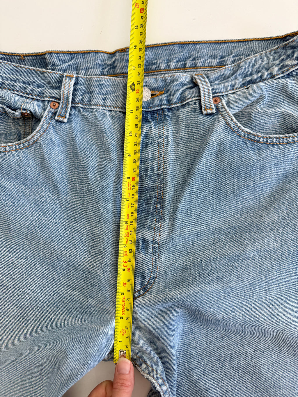 W33 L32 vintage Levis 501 32/33” measured waist medium blue 90s USA  501s