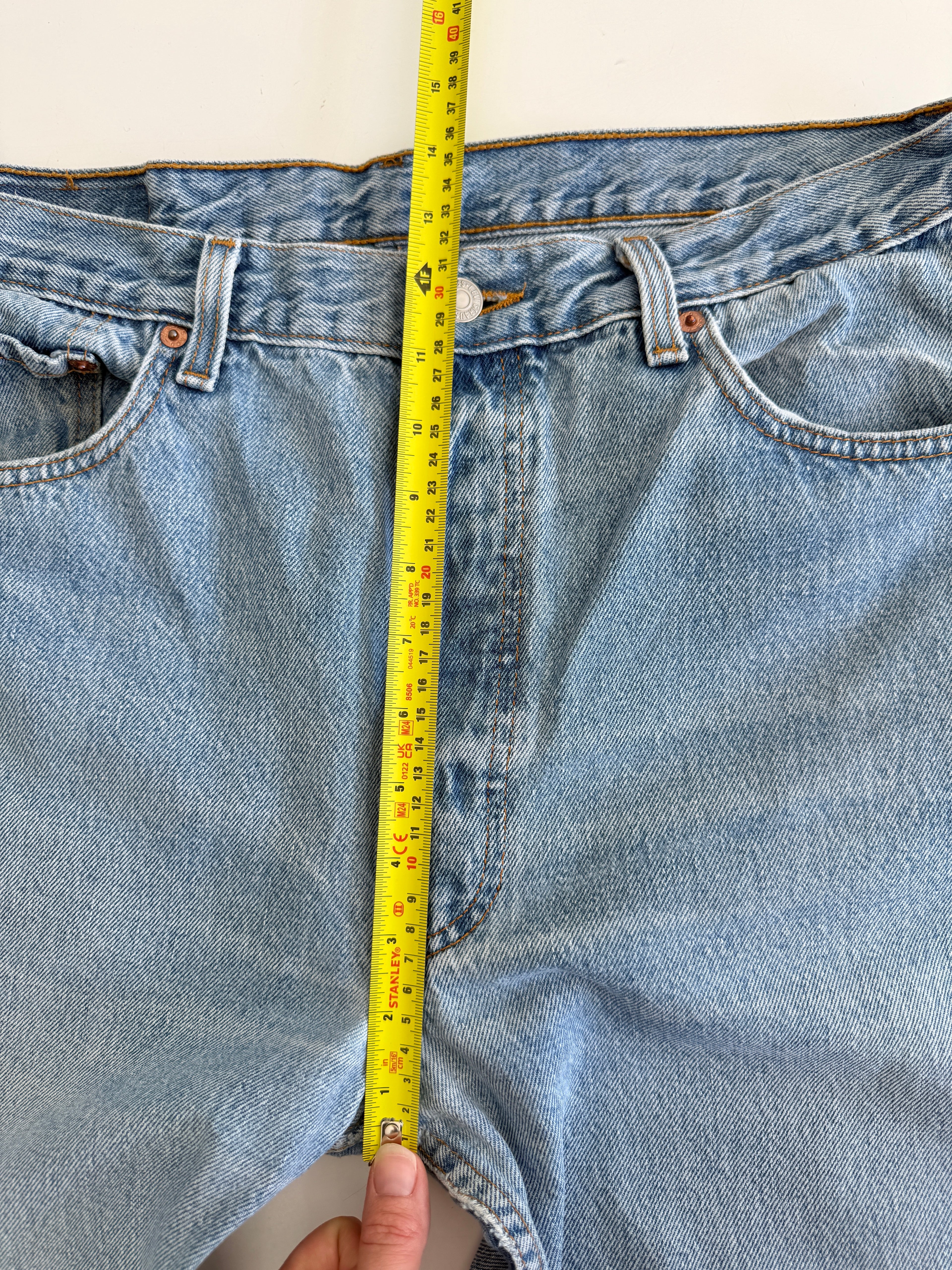 W33 L32 vintage Levis 501 32/33” measured waist medium blue 90s USA  501s