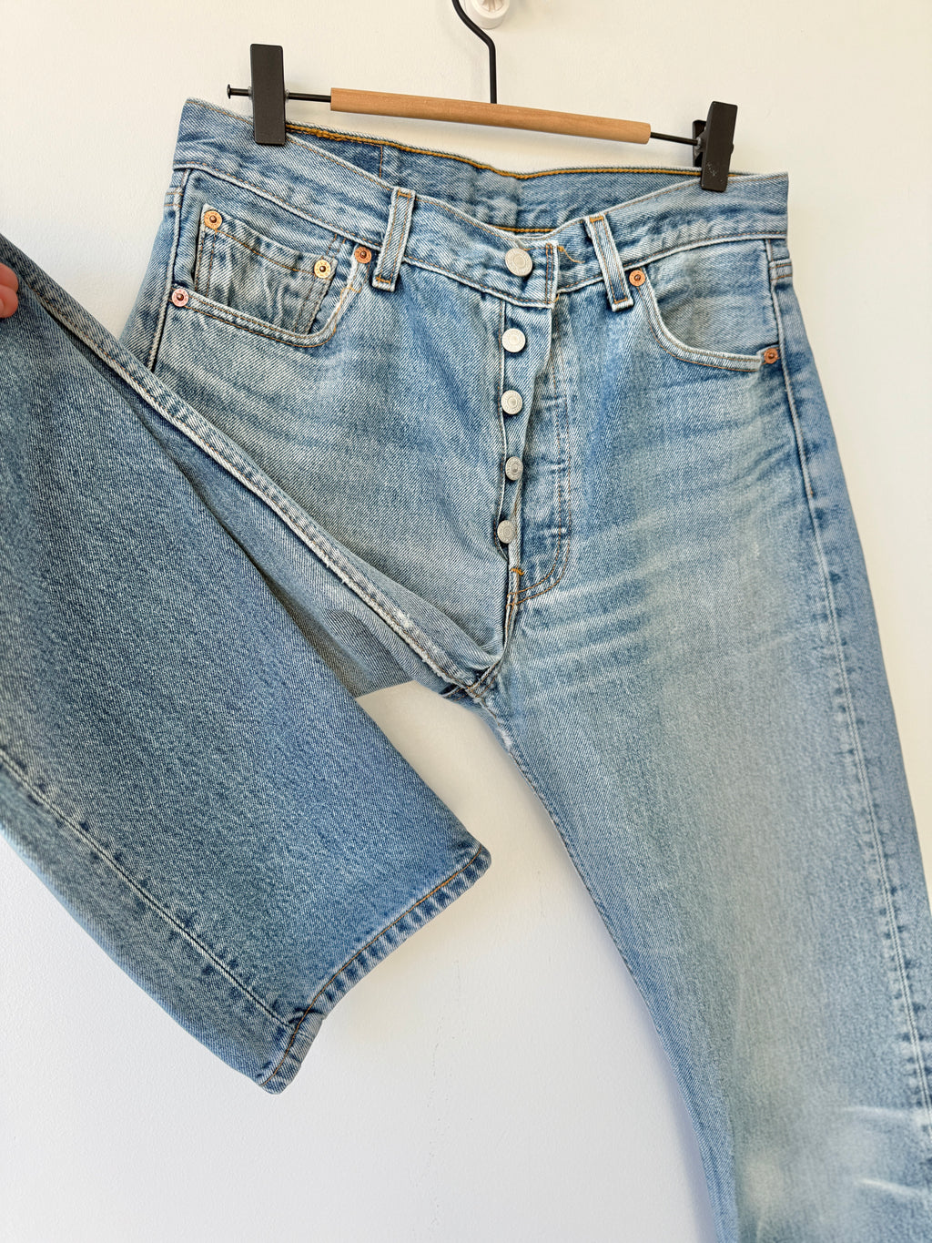W29 L33 vintage Levis 501 29” measured medium faded whiskers blue Y2K Levi’s 501s