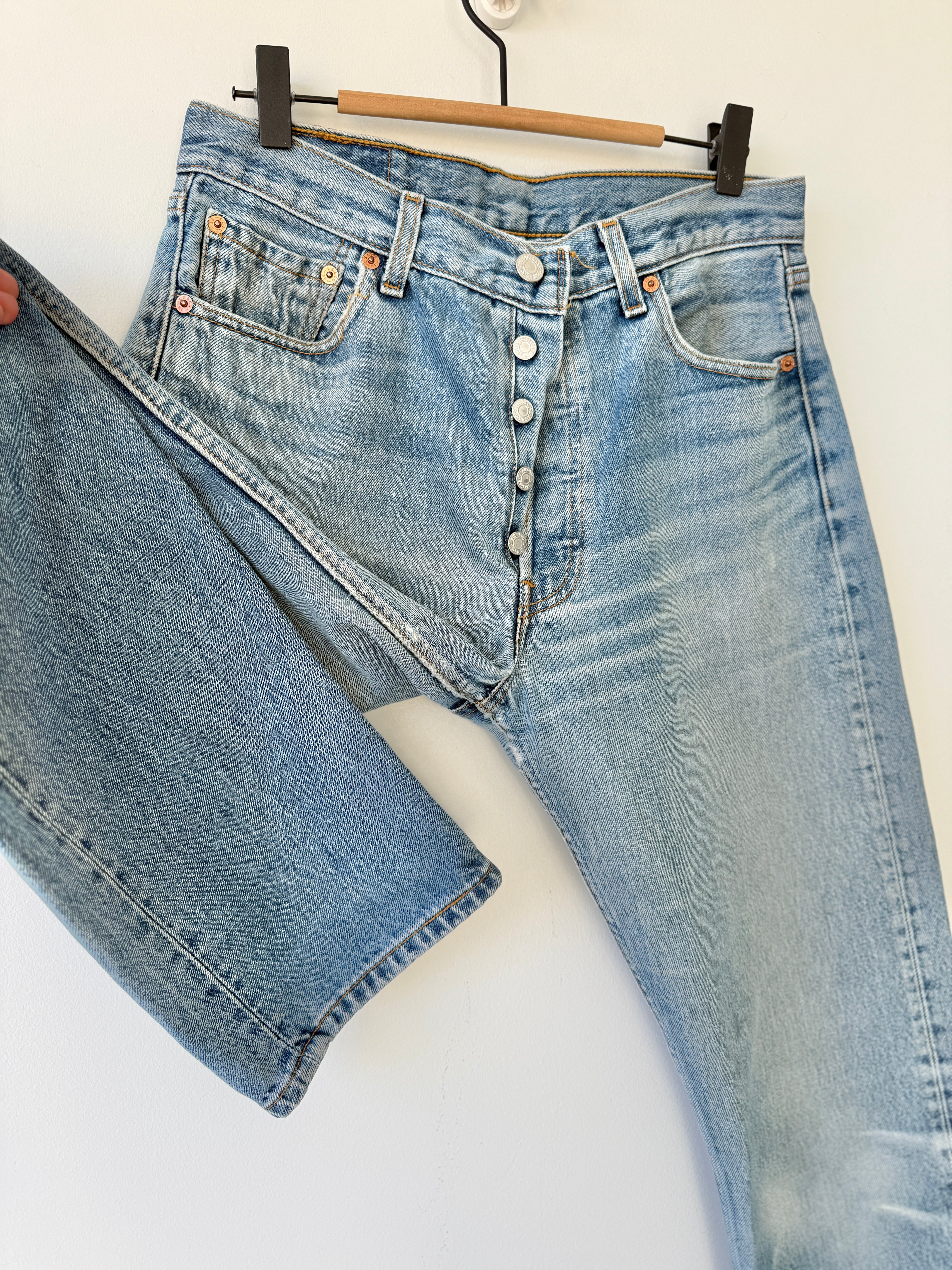 W29 L33 vintage Levis 501 29” measured medium faded whiskers blue Y2K Levi’s 501s