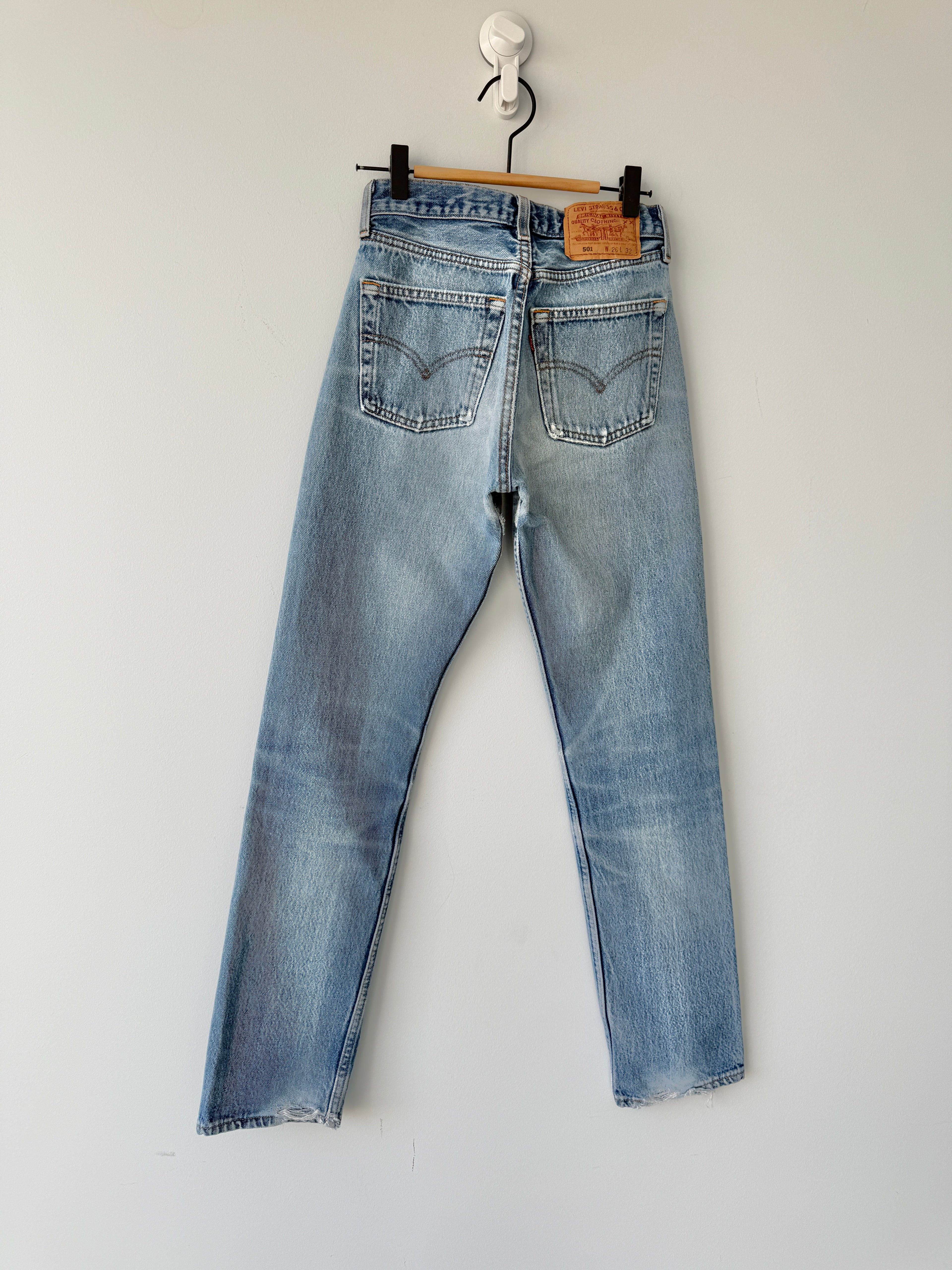 W24 L31 vintage Levis 501 23-24” measured medium faded whiskers blue 90s Levi’s 501s USA