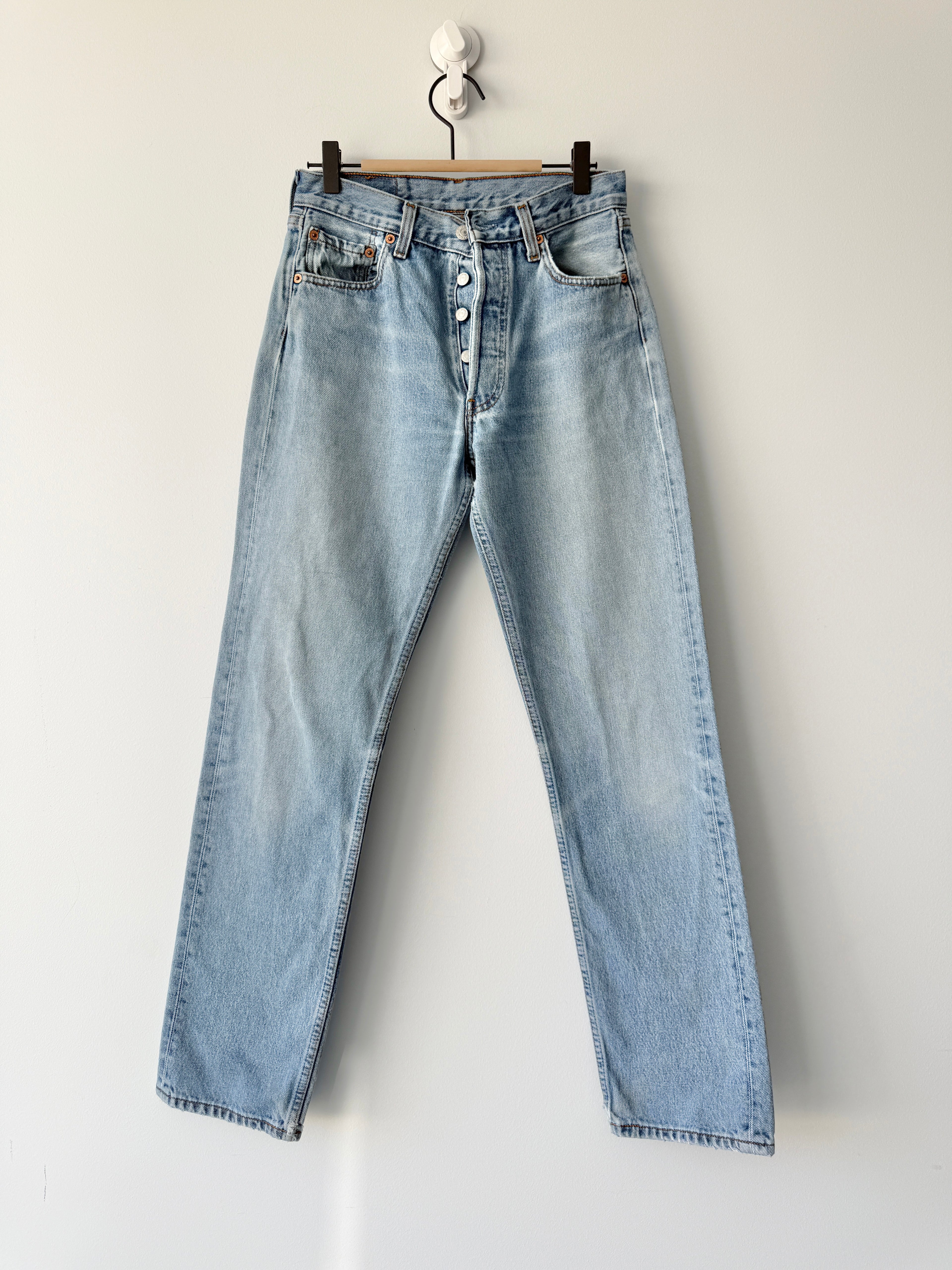W27 L31 vintage Levis 501 26-27” measured light blue 90s denim Levi’s 501s