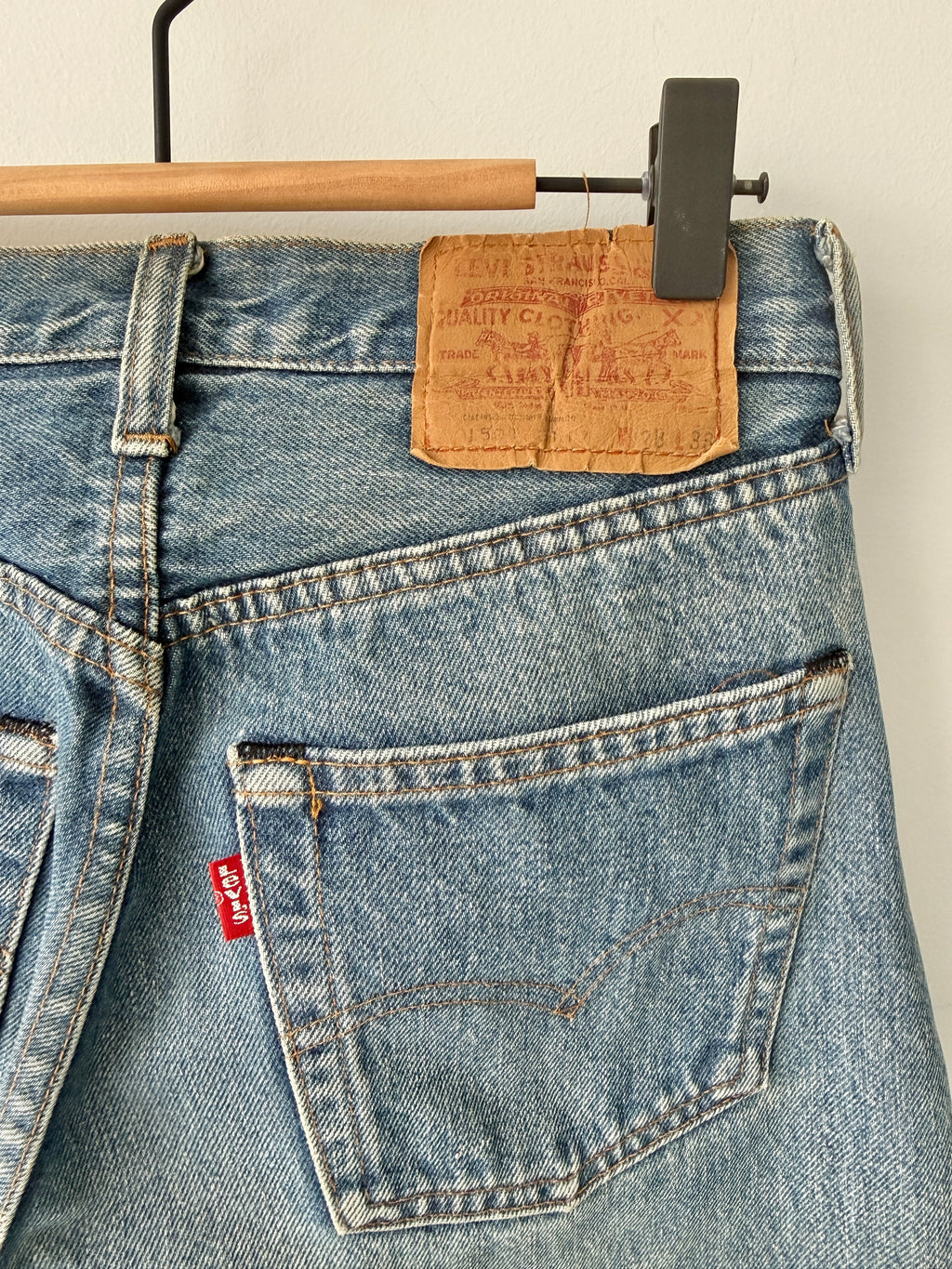 Selvedge W26 L34 vintage Levis 501 25/26” measured medium blue faded 80s USA Levi’s 501s