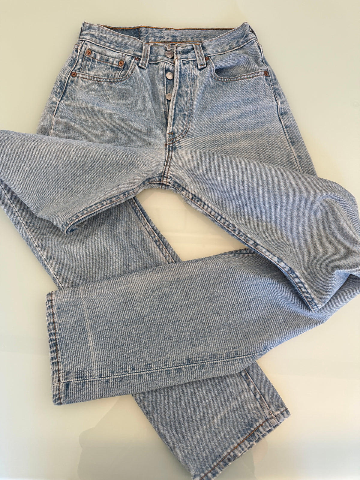 W25 L32 vintage Levis 501 medium light blue 24/25” measured waist 501s USA 90s for women tag