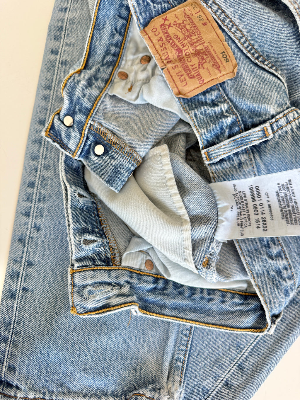 W26 L31 vintage Levis 501 25/26” measured waist medium light blue 501s Y2K wallet mark and cool fades nl