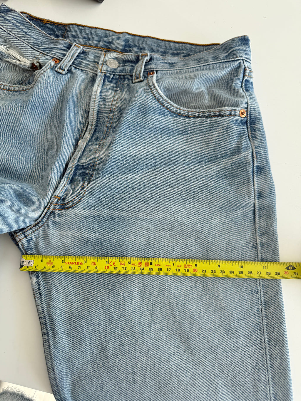 W28 L33 vintage Levis 501 28” measured waist light blue 90s 501s