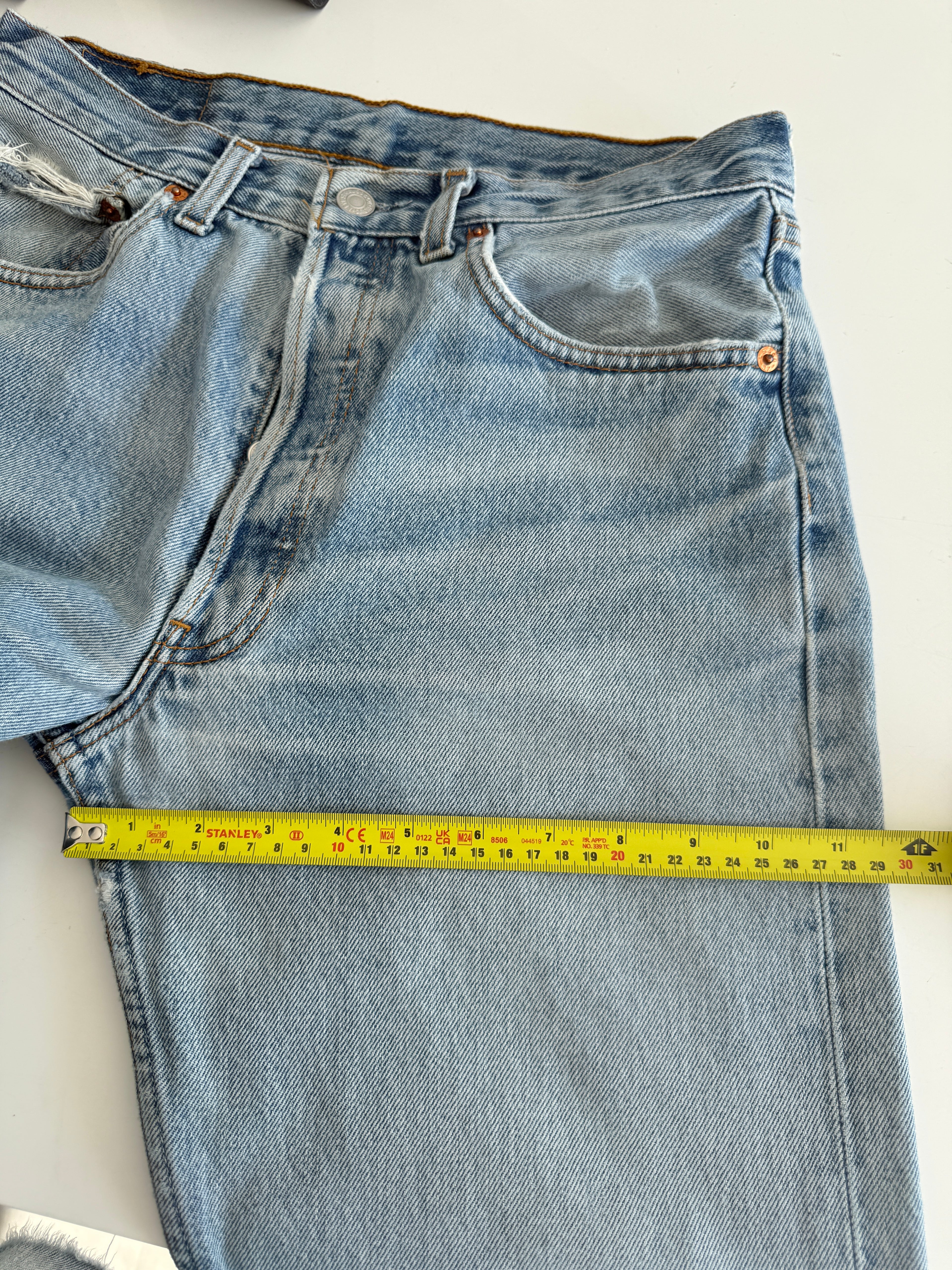 W28 L33 vintage Levis 501 28” measured waist light blue 90s 501s