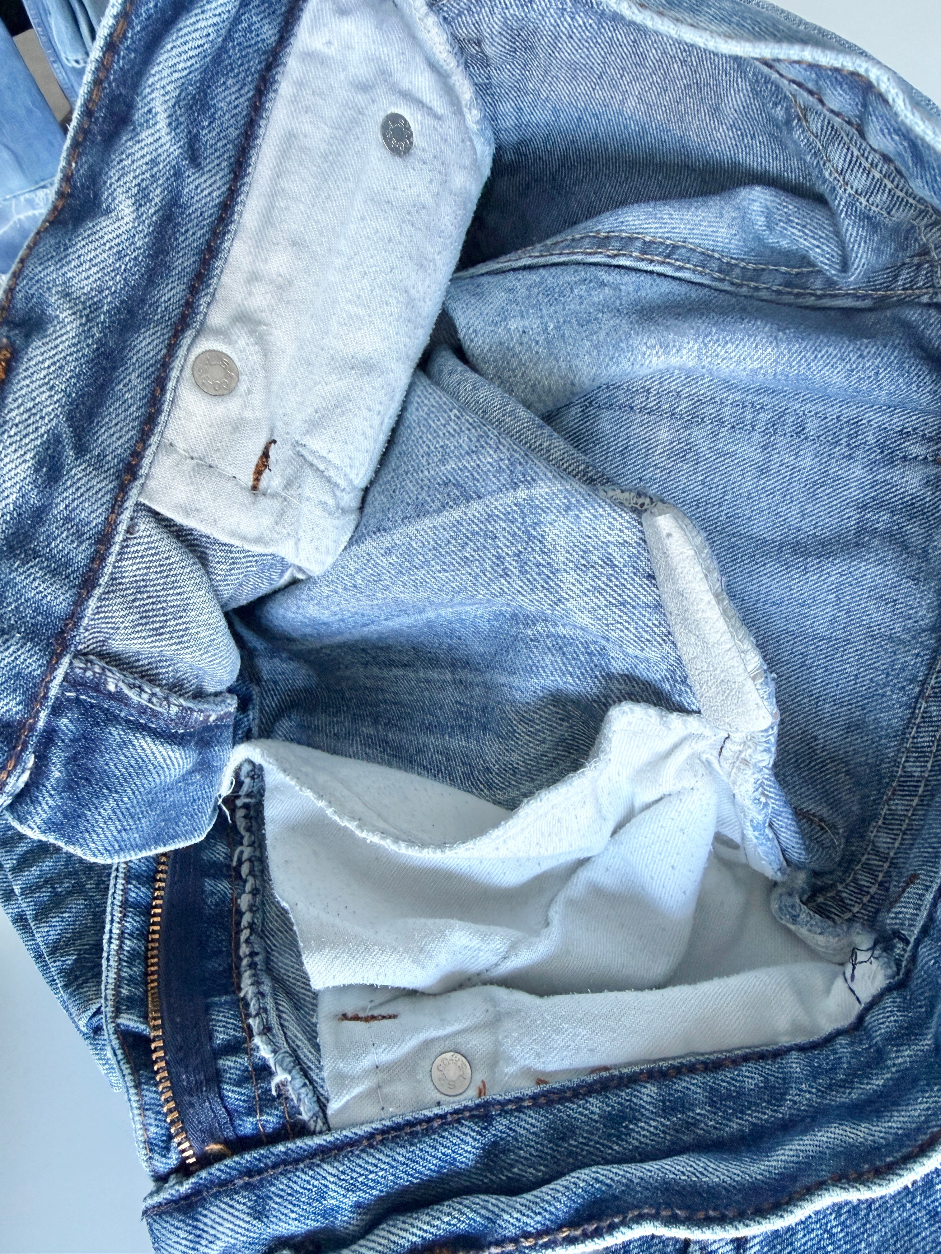 W24 L26 vintage Levis 24/25” measured whiskers denim medium faded blue 70s/80’s levi’s