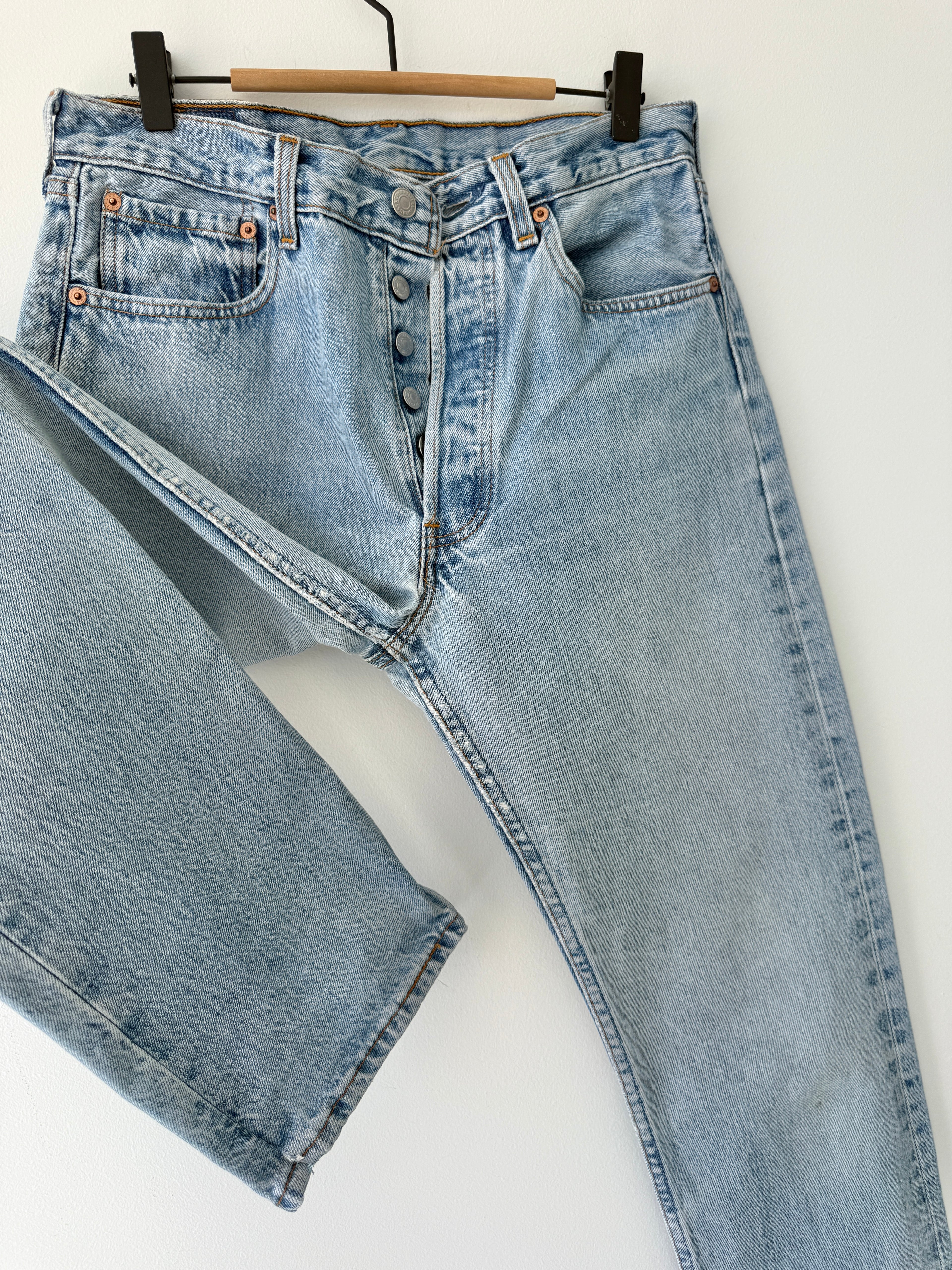 W29 L31 vintage Levis 501 29” measured waist light faded blue USA 90s 501s
