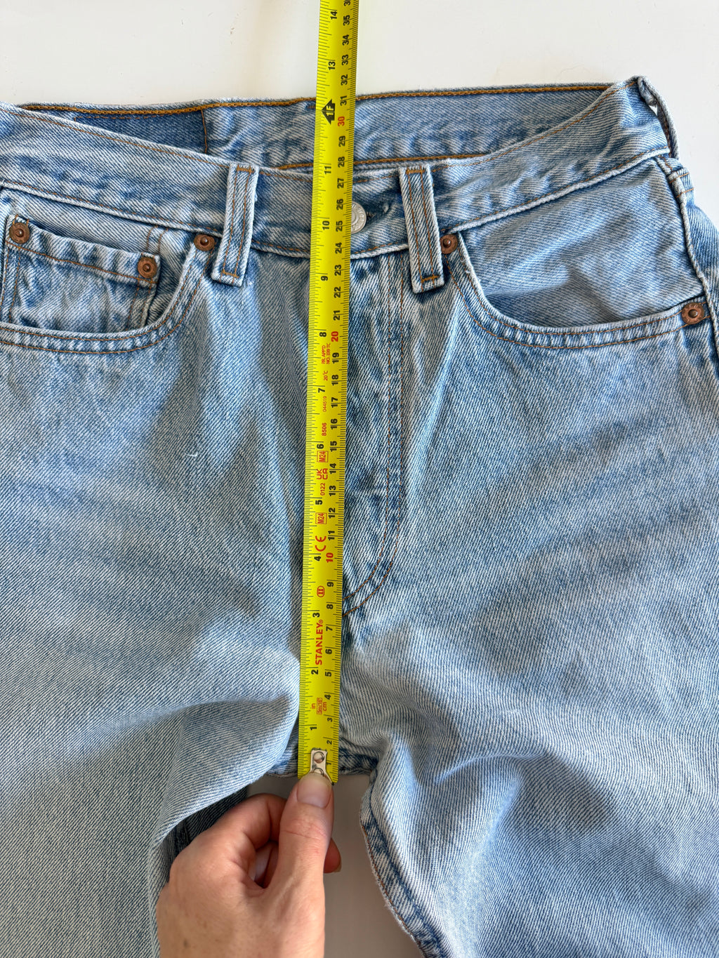 W25 L32 vintage Levis 501 medium light blue 24/25” measured waist 501s USA 90s for women tag