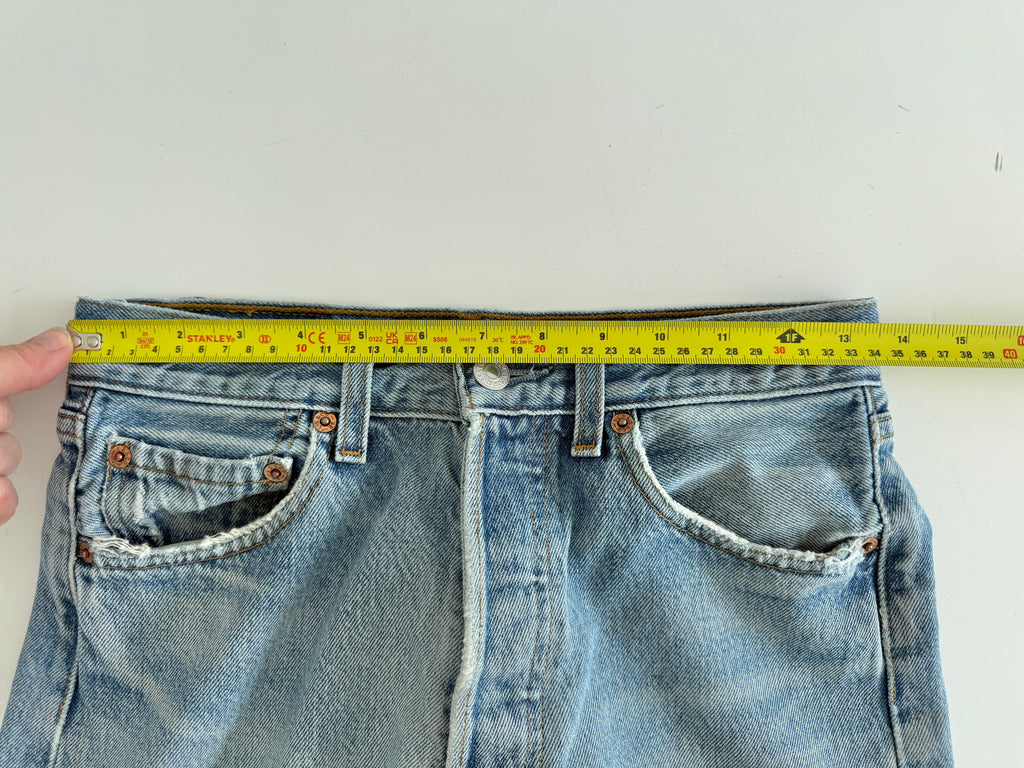 W26 L31 vintage Levis 501 25/26” measured waist medium light blue 501s Y2K denim