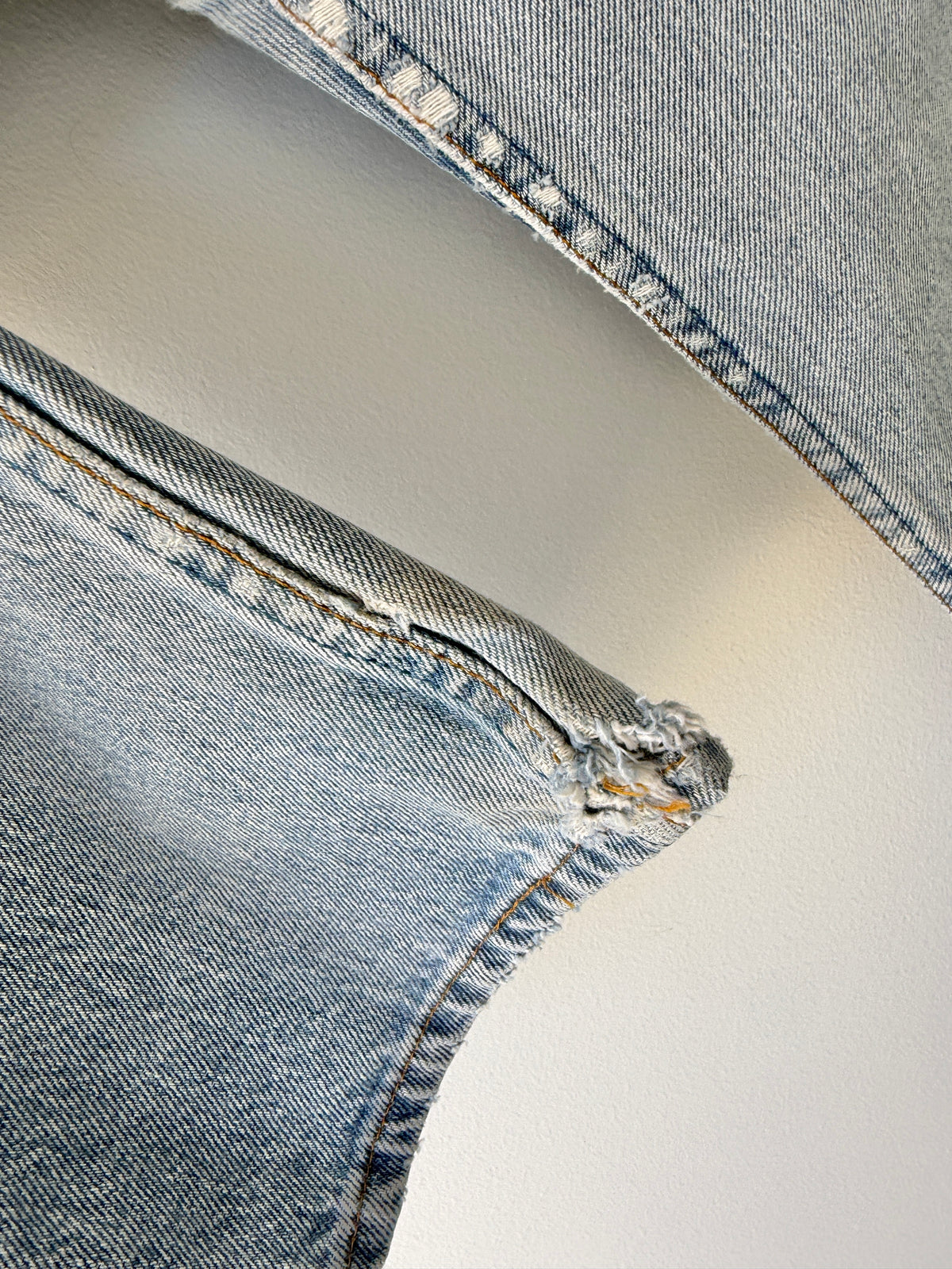 Soft W27 L32 vintage Levis 501s 26/27” measured light blue faded 90s USA 501s slim hips