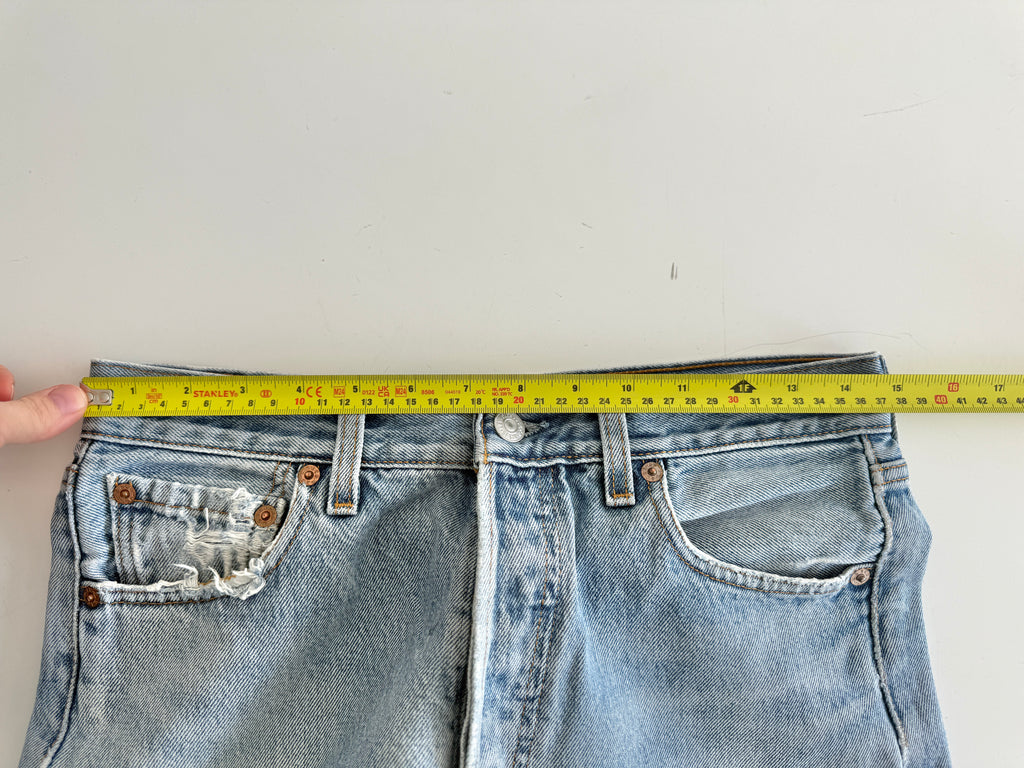 W29 L31 vintage Levis 501 28-29” measured light faded blue denim y2k levi’s 501s