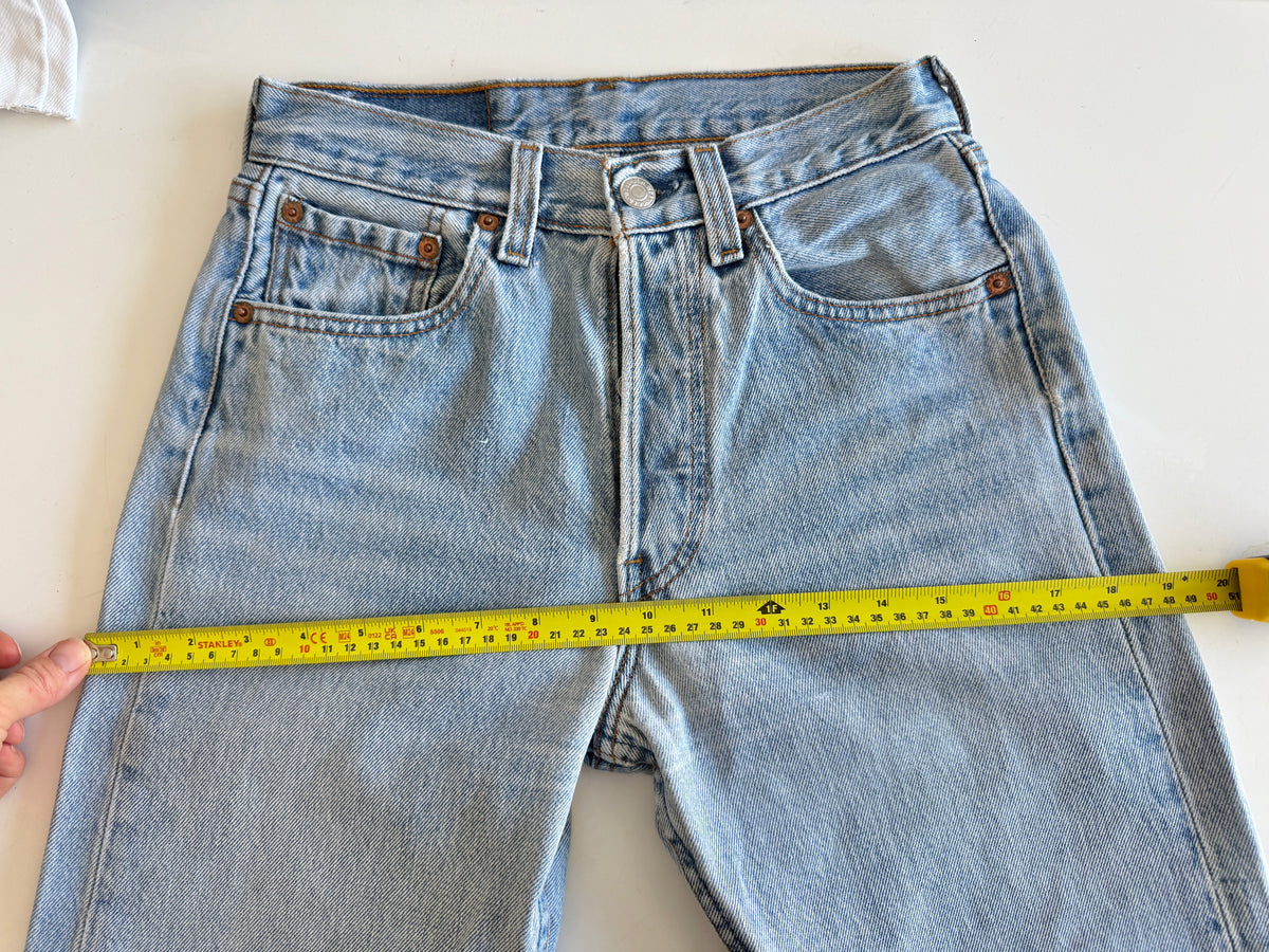 W25 L32 vintage Levis 501 medium light blue 24/25” measured waist 501s USA 90s for women tag