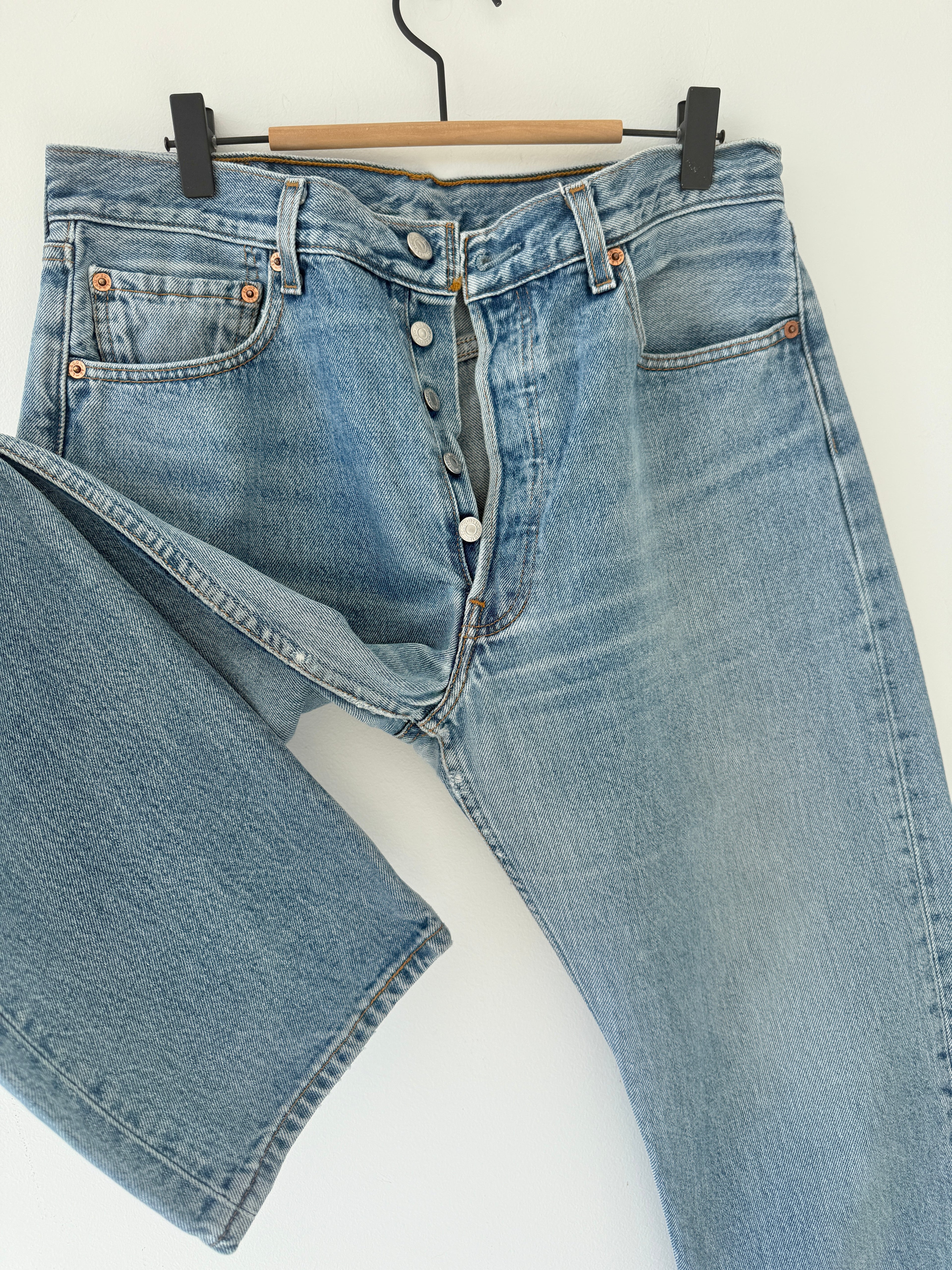 W31 L29 vintage Levis 501 30/31” measured waist medium faded blue wallet mark Y2K 501s