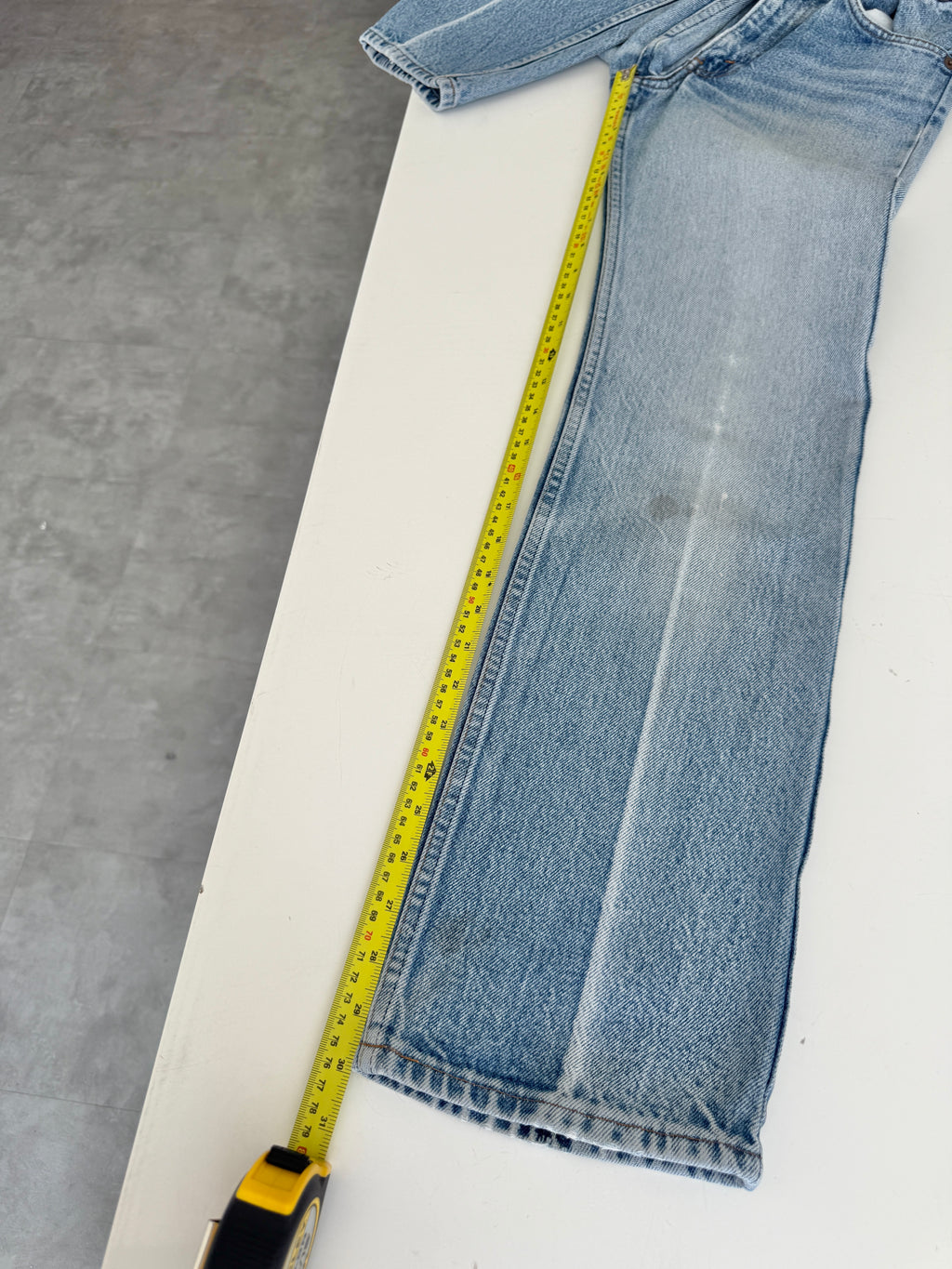 W25 L30 vintage Levis 716 25” measured waist light faded blue USA 70s 716s