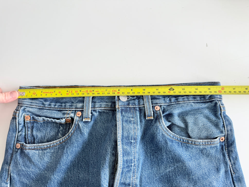 W31 L31 vintage Levis 501 30-31” measured dark blue made in 90s USA