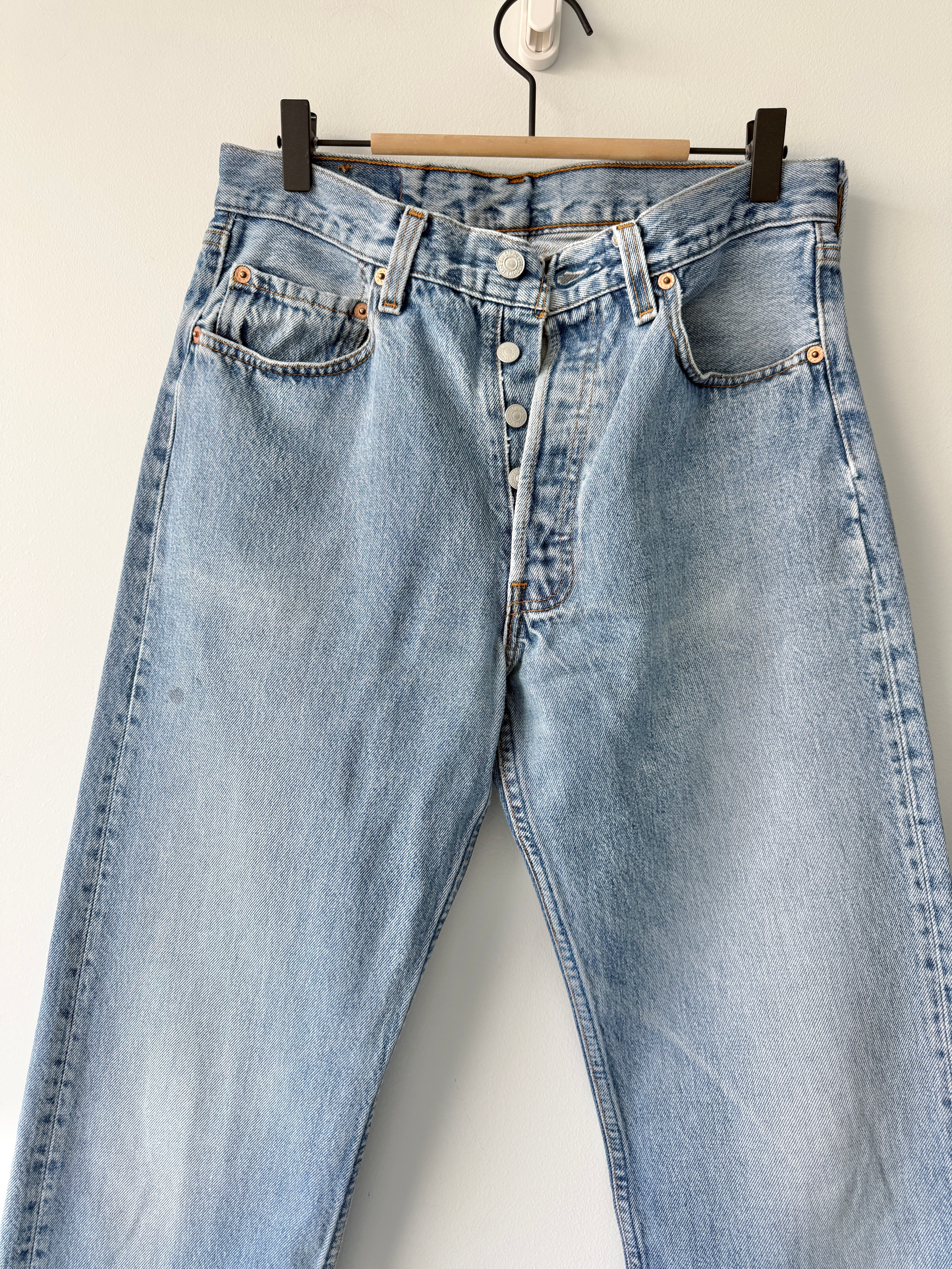 W29 L34 vintage Levis 501 29” measured medium light blue faded 90s denim Levi’s 501s USA