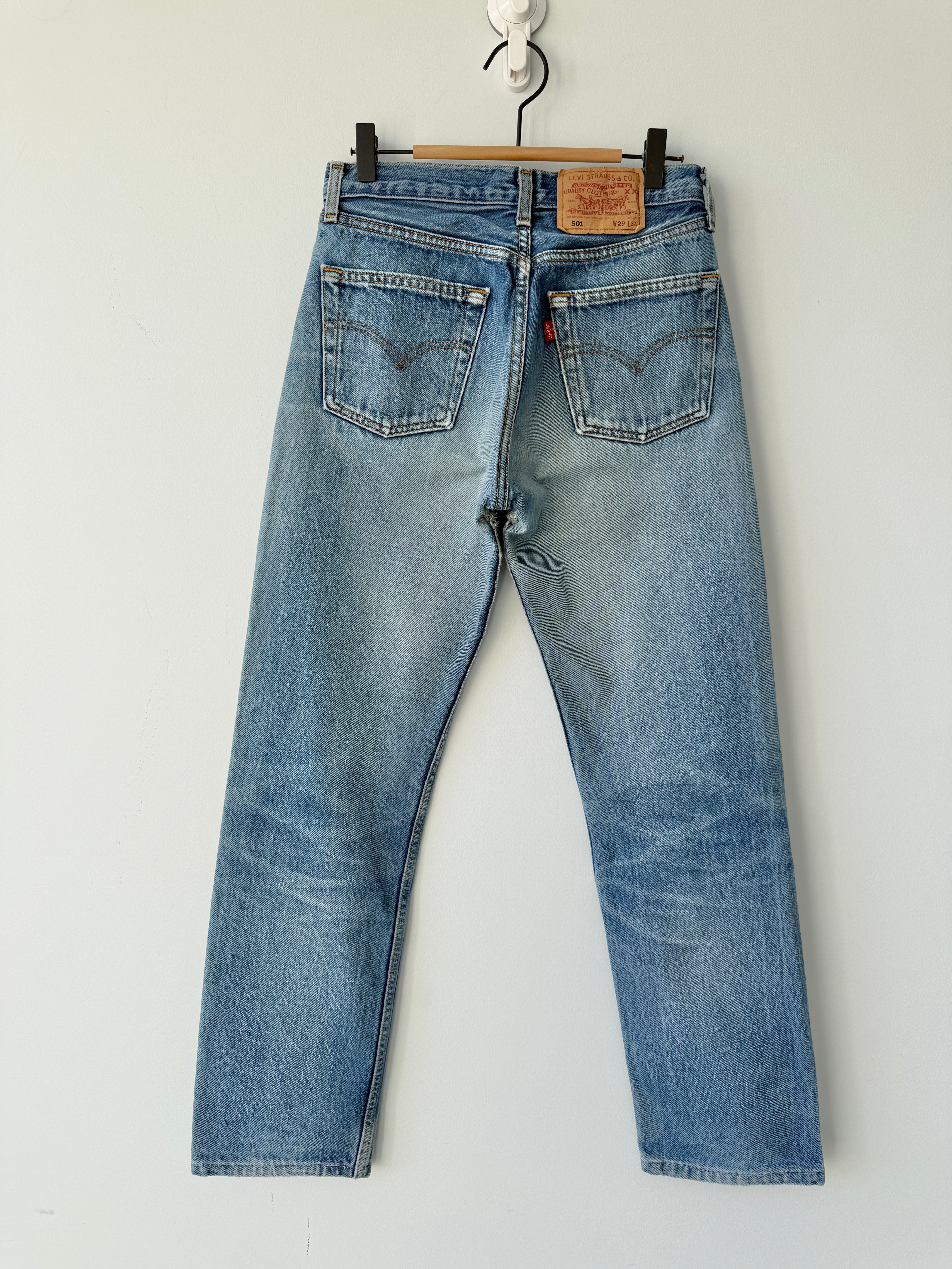 W27 L29 vintage Levis 501 26/27” measured medium faded blue denim 90’s 501s