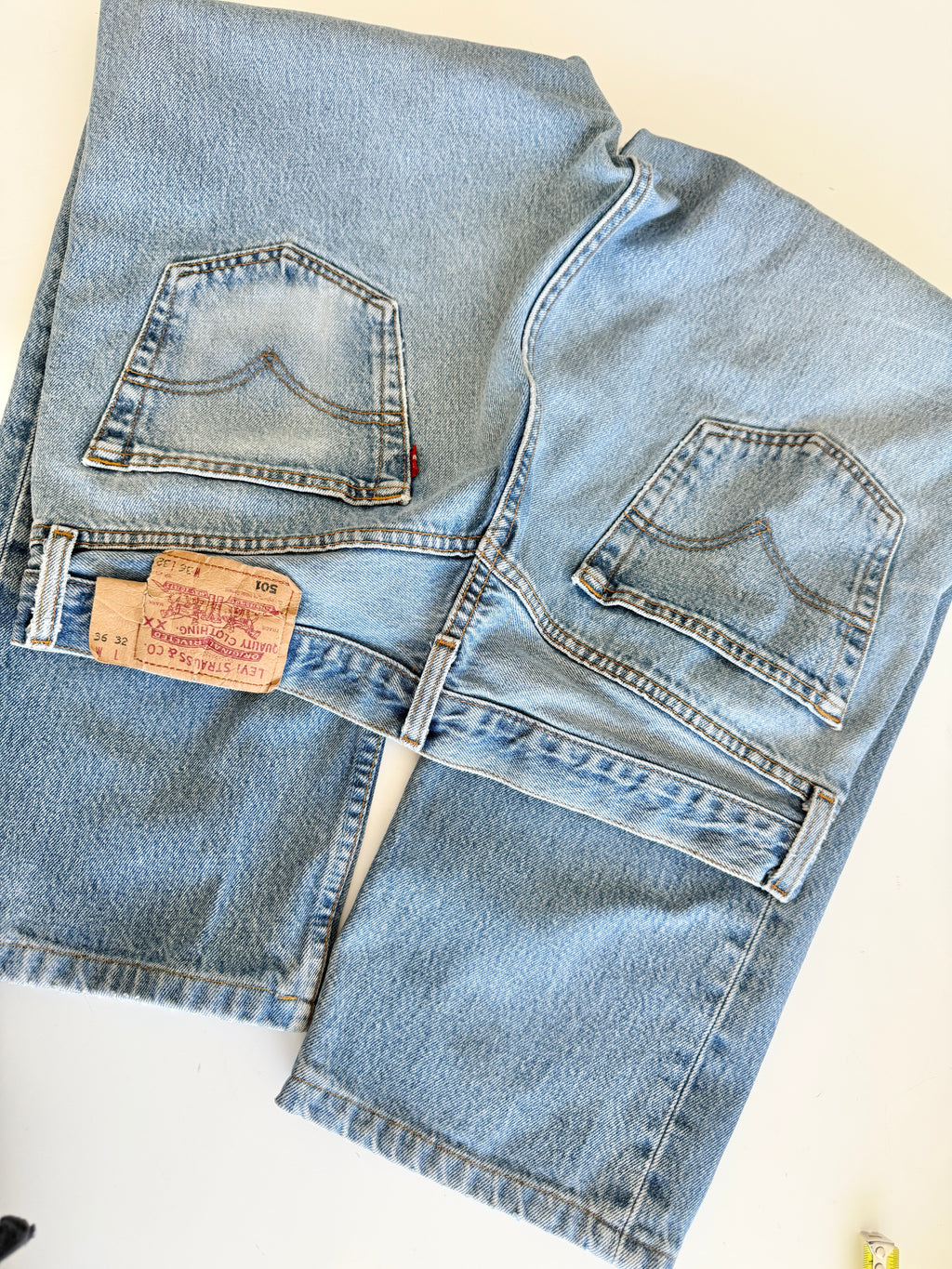 W33 L28 vintage Levis 501 32-33” measured medium faded blue denim Y2K wallet mark well worn in denim