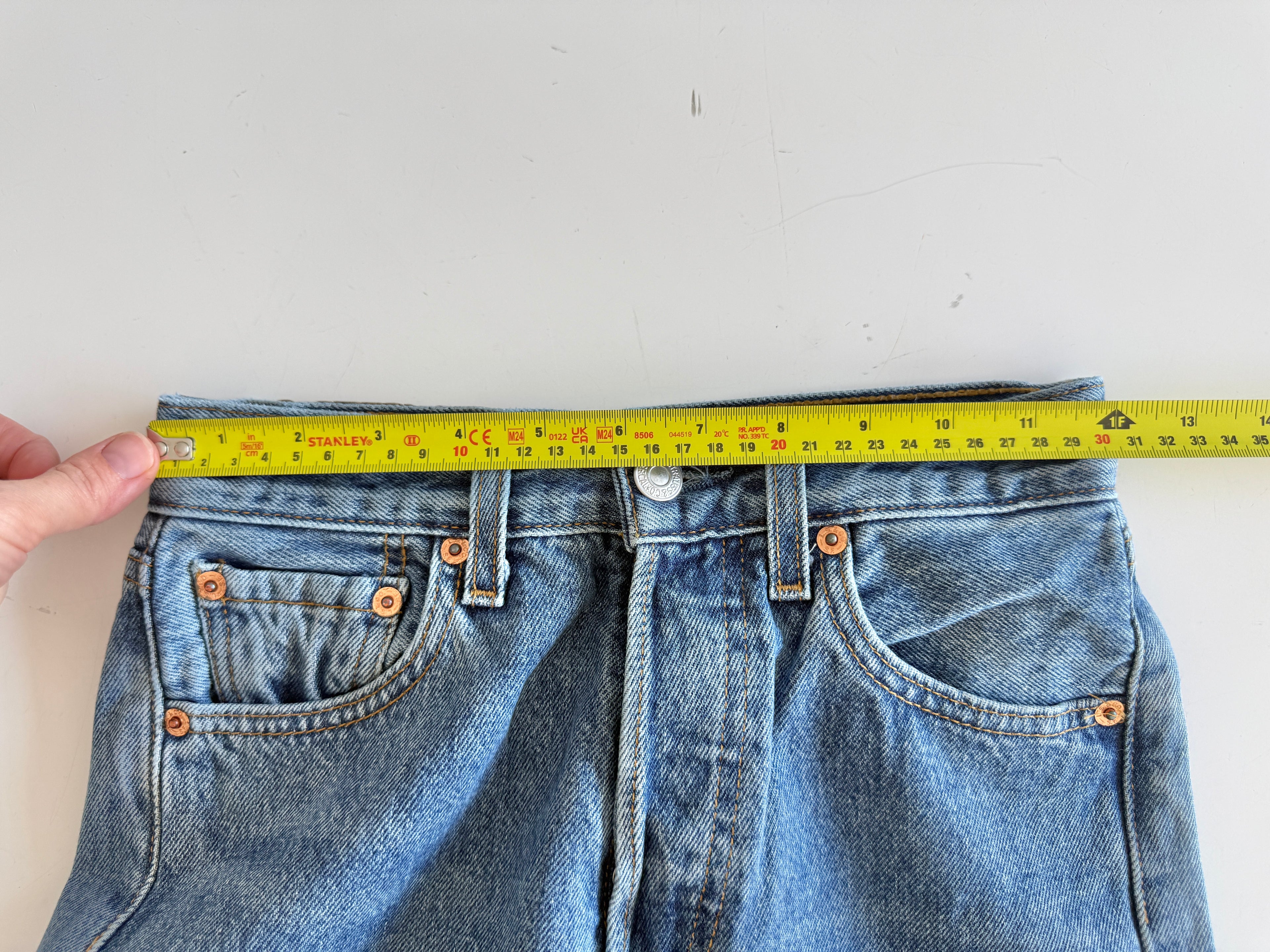 W23 L31 vintage Levis 501 23” measured waist medium darker blue 501s Y2K