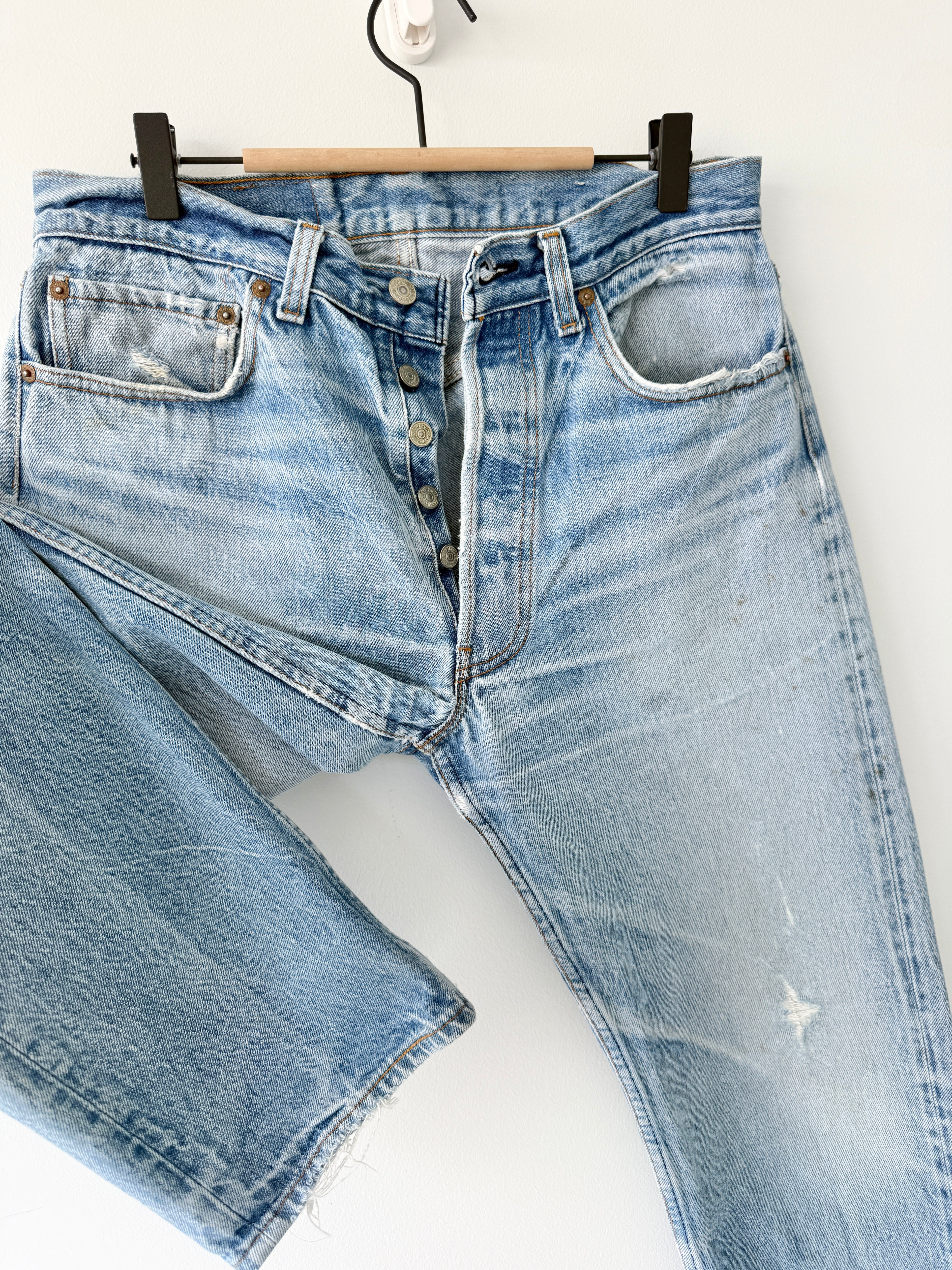 W31 L30 vintage Levis 501 30-31” measured medium light blue denim 80s USA 501s