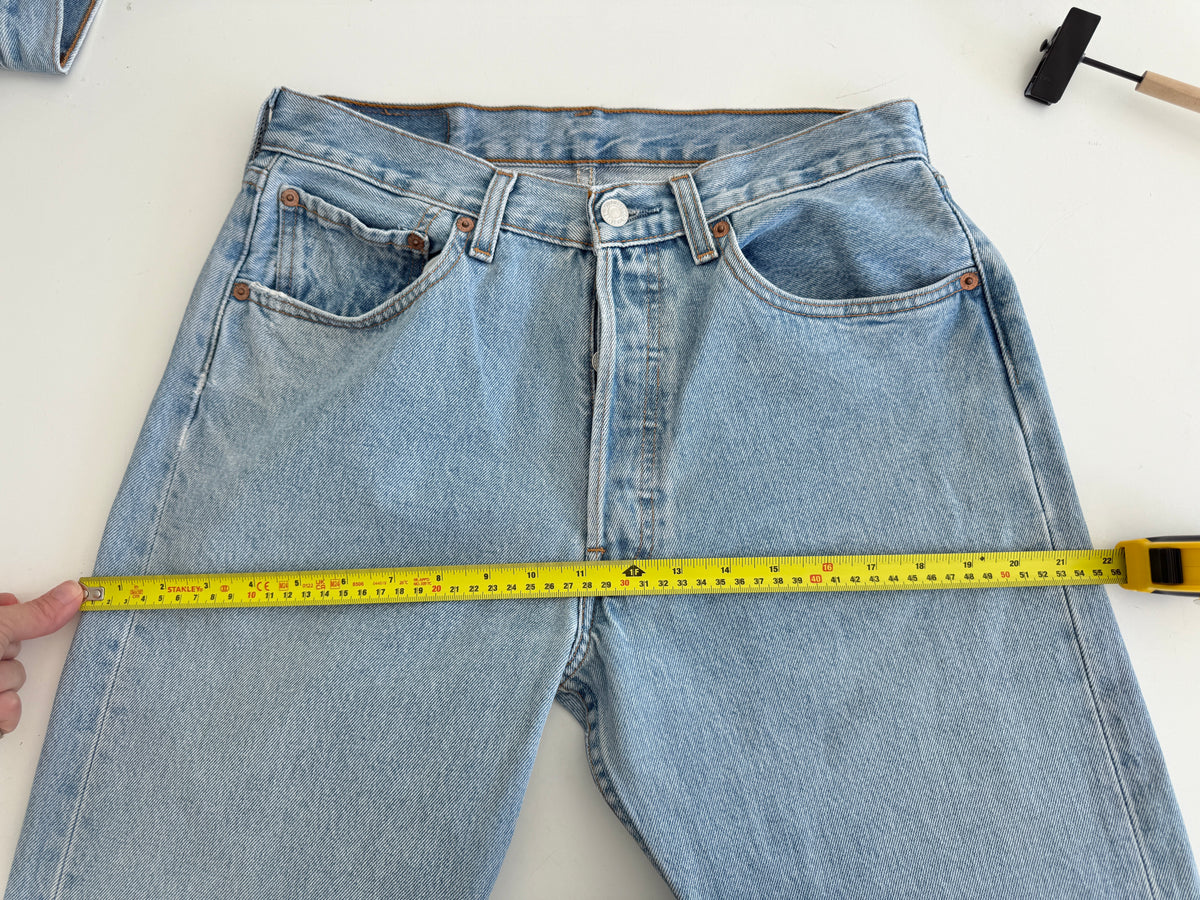 W29 L29 vintage Levis 501s 28/29” measured light blue fade denim 90s 501s
