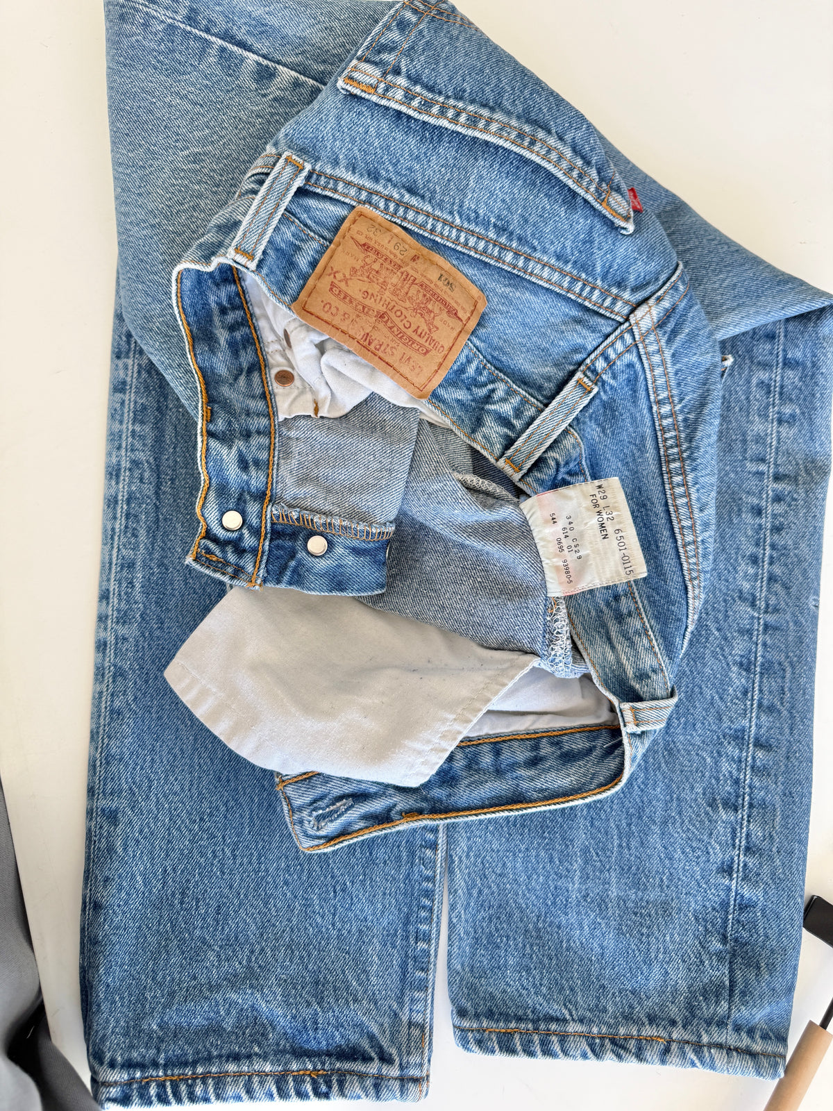 W27 L31 vintage Levis 501s 27” measured dark faded blue 501s 90s USA