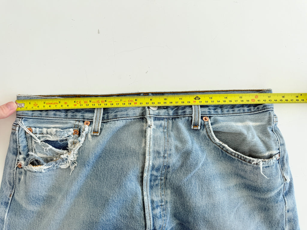 Soft W34 L30 vintage Levis 501 32-34” measured light medium blue faded denim Y2K 501s