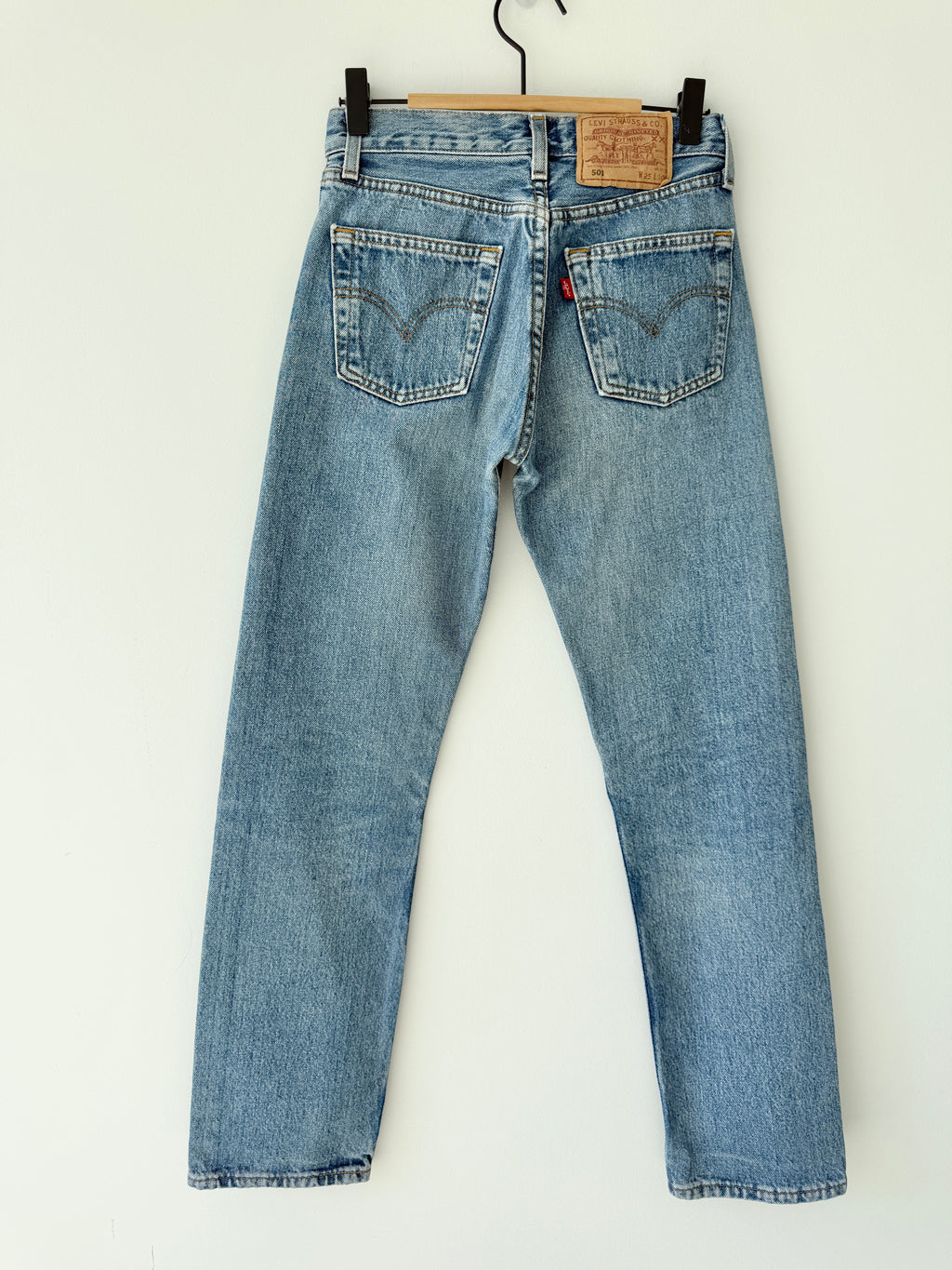 Softer W23 L29 vintage Levis 501 22/23” measured waist medium blue 90s 501s