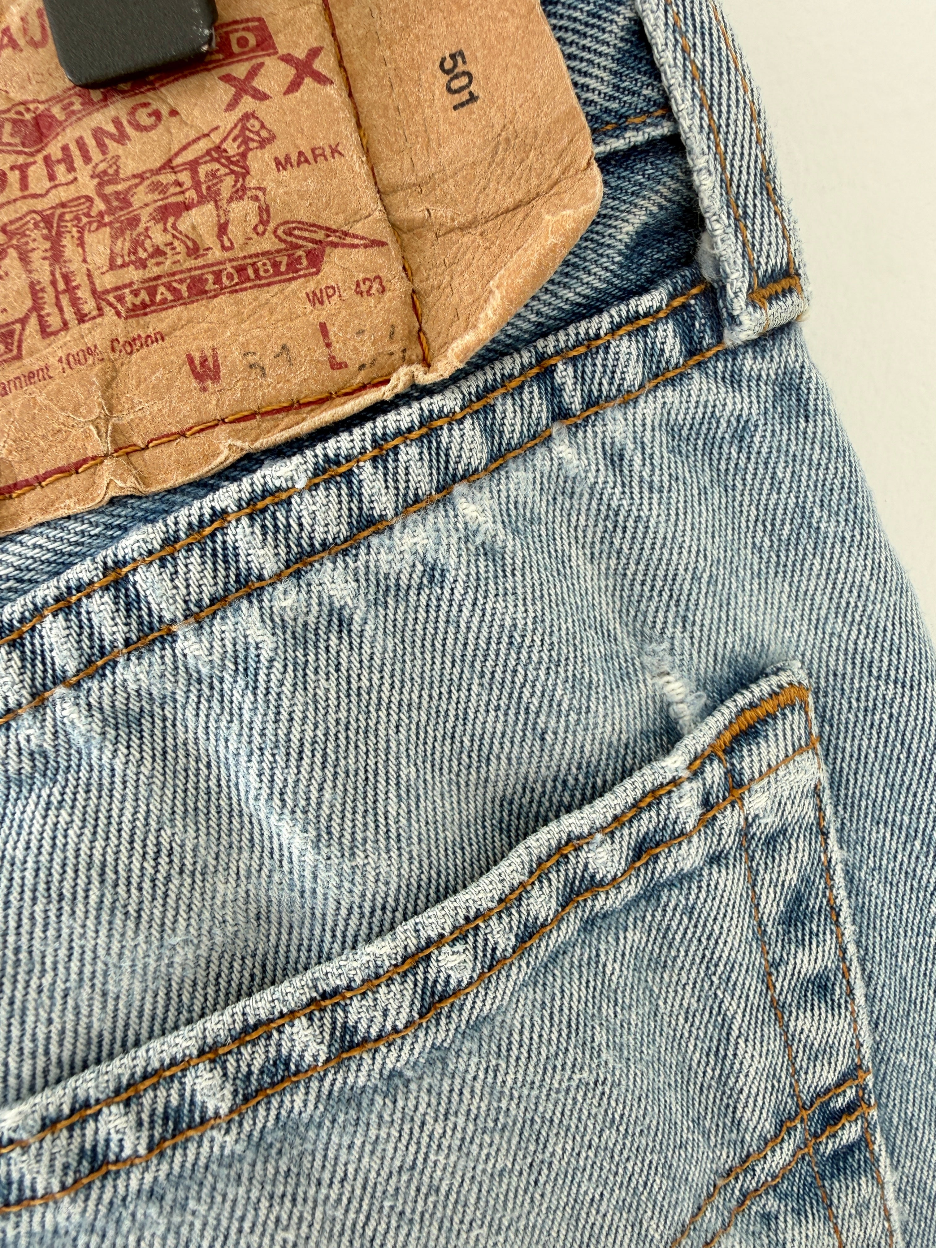 W28 L33 vintage Levis 501 28” measured waist light blue 90s 501s