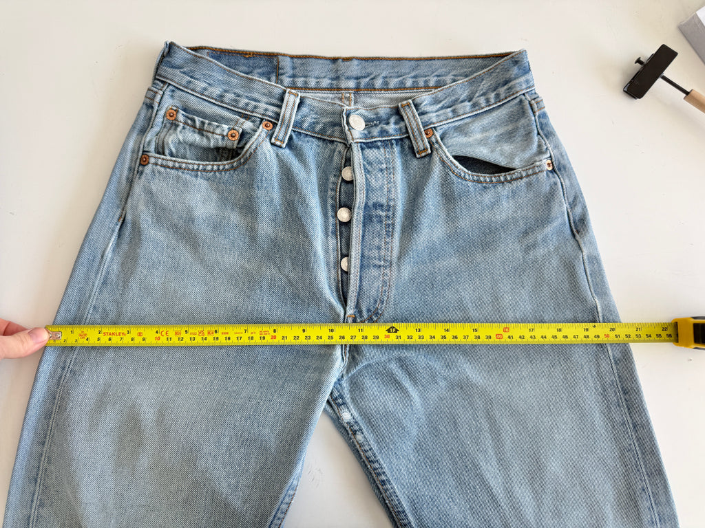 W27 L31 vintage Levis 501 26-27” measured light blue 90s denim Levi’s 501s