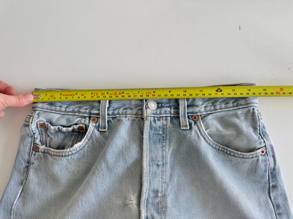 Distressed W28 L29 vintage Levis 501 27/28” measured light faded blue denim 90’s 501s USA student fit