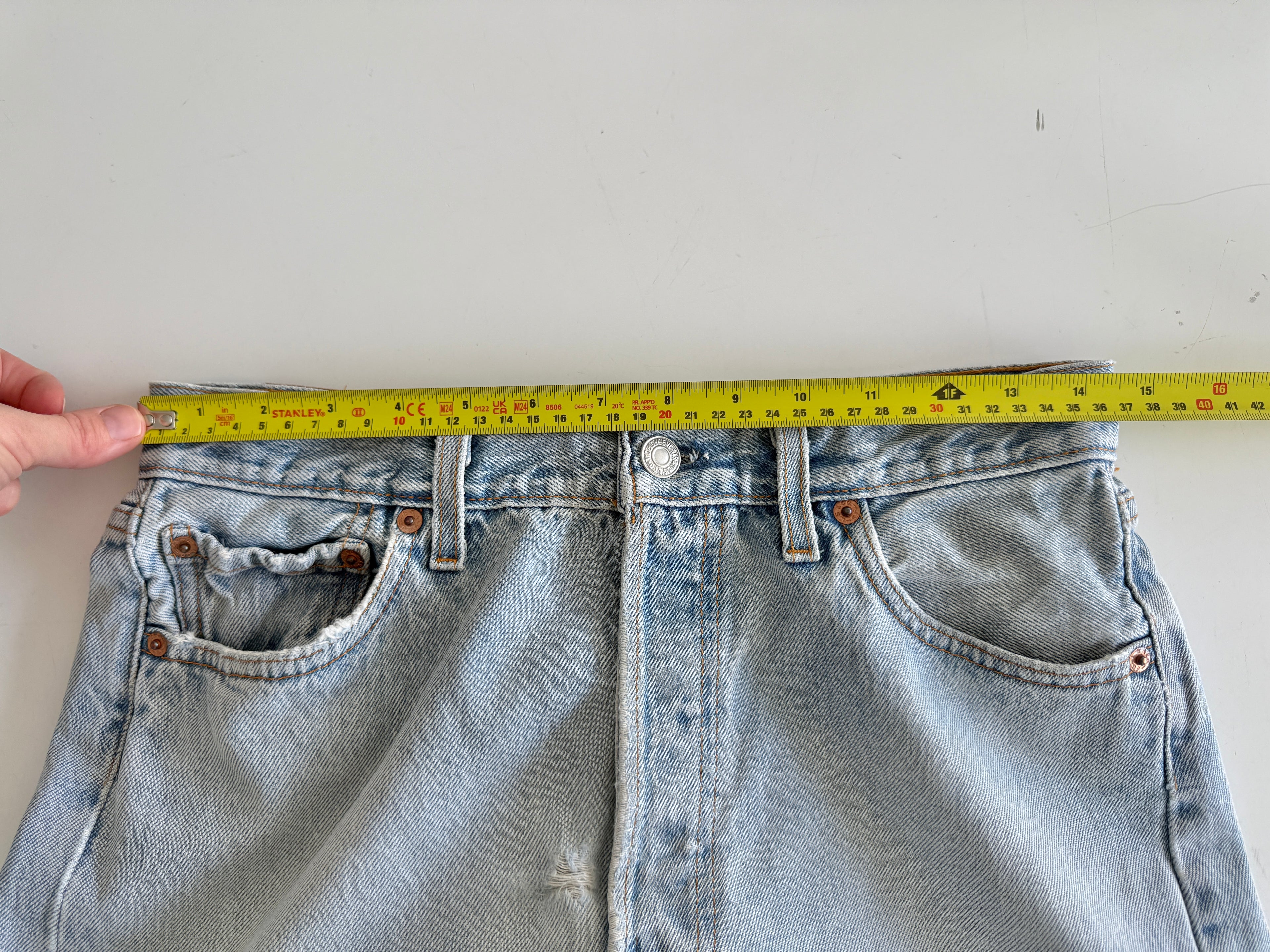 Distressed W28 L29 vintage Levis 501 27/28” measured light faded blue denim 90’s 501s USA student fit