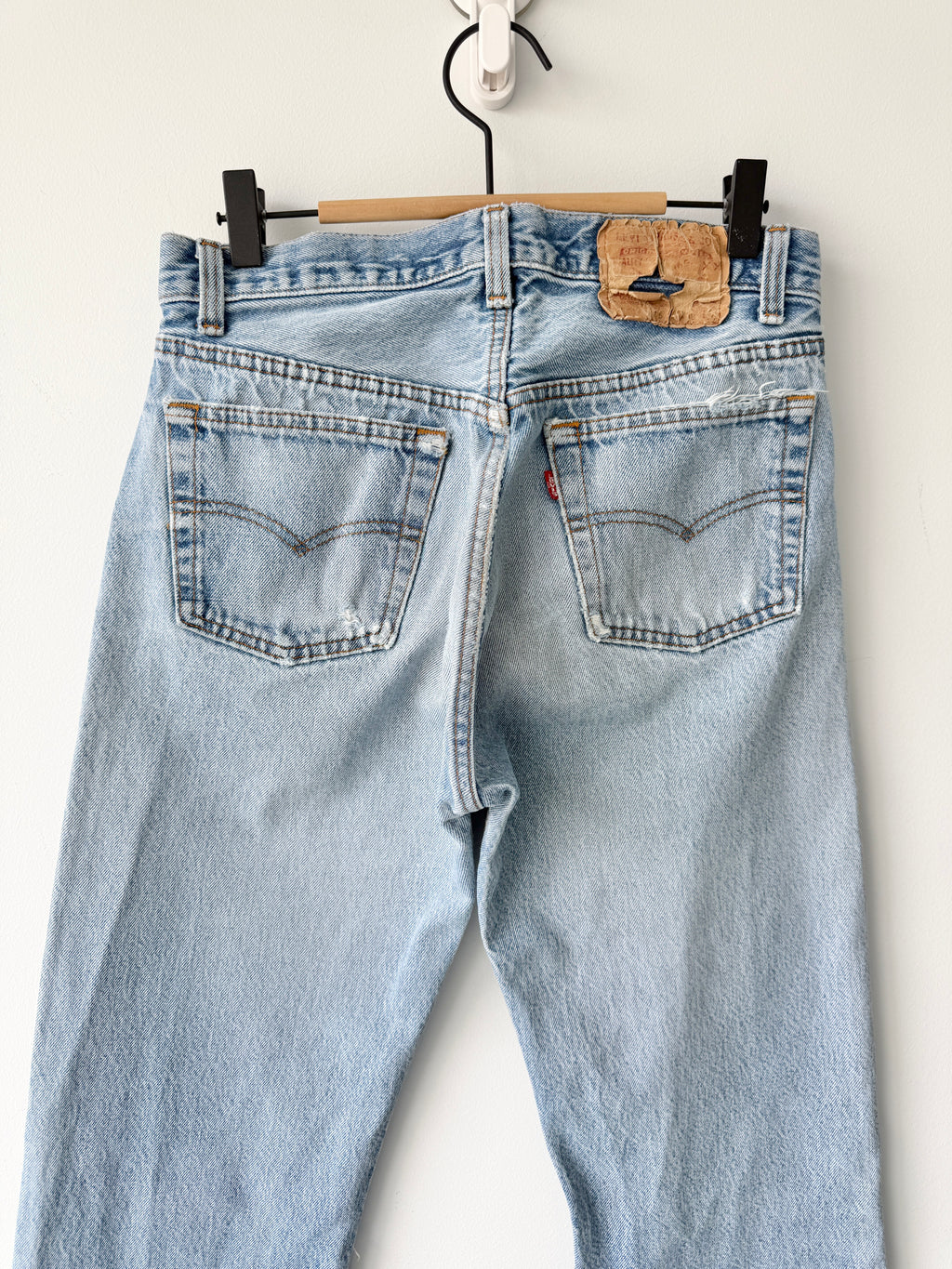 W28 L32 vintage Levis 501 27/28” measured medium light blue faded 80s USA Levi’s 501s golden buttons