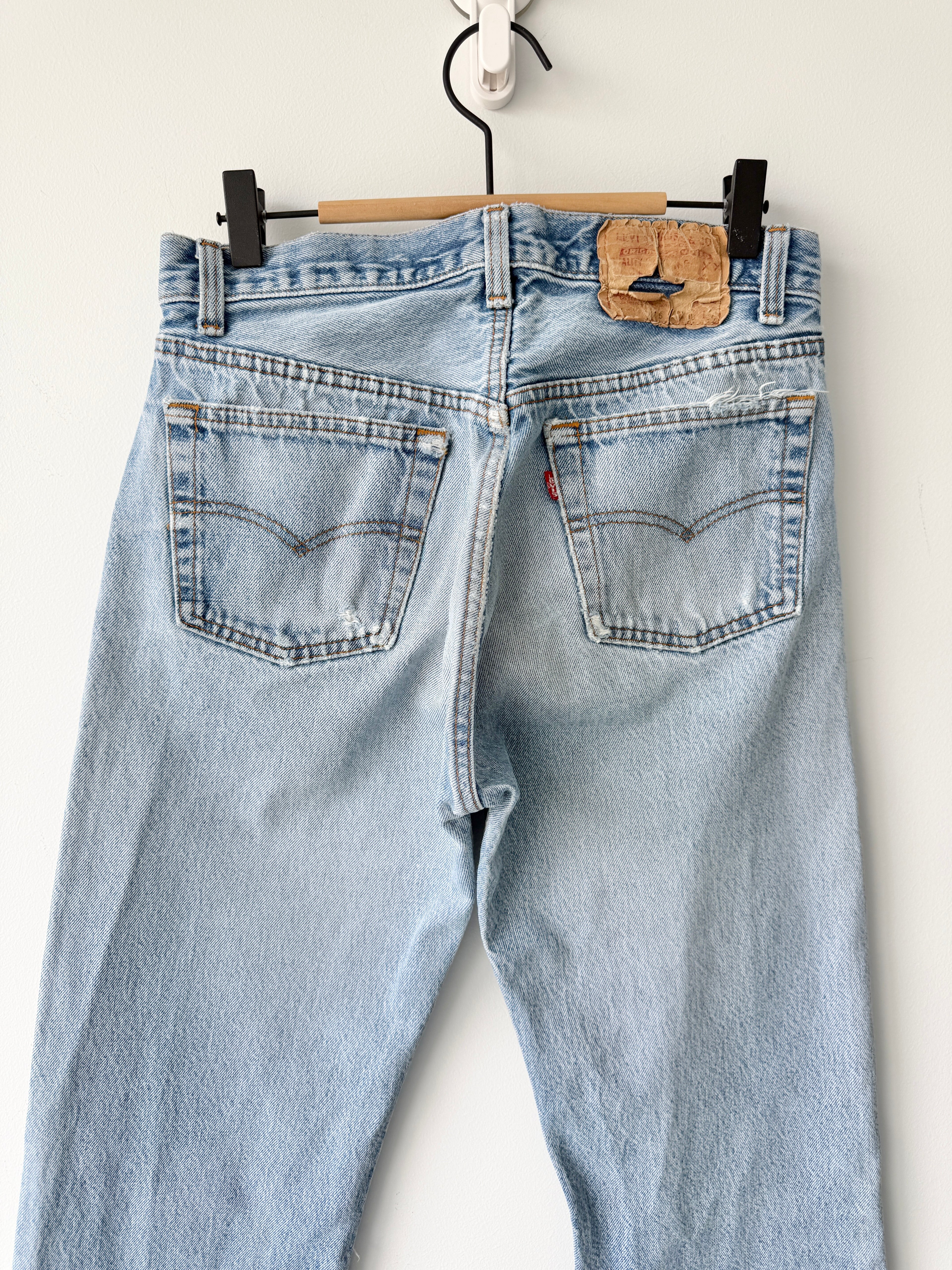 W28 L32 vintage Levis 501 27/28” measured medium light blue faded 80s USA Levi’s 501s golden buttons