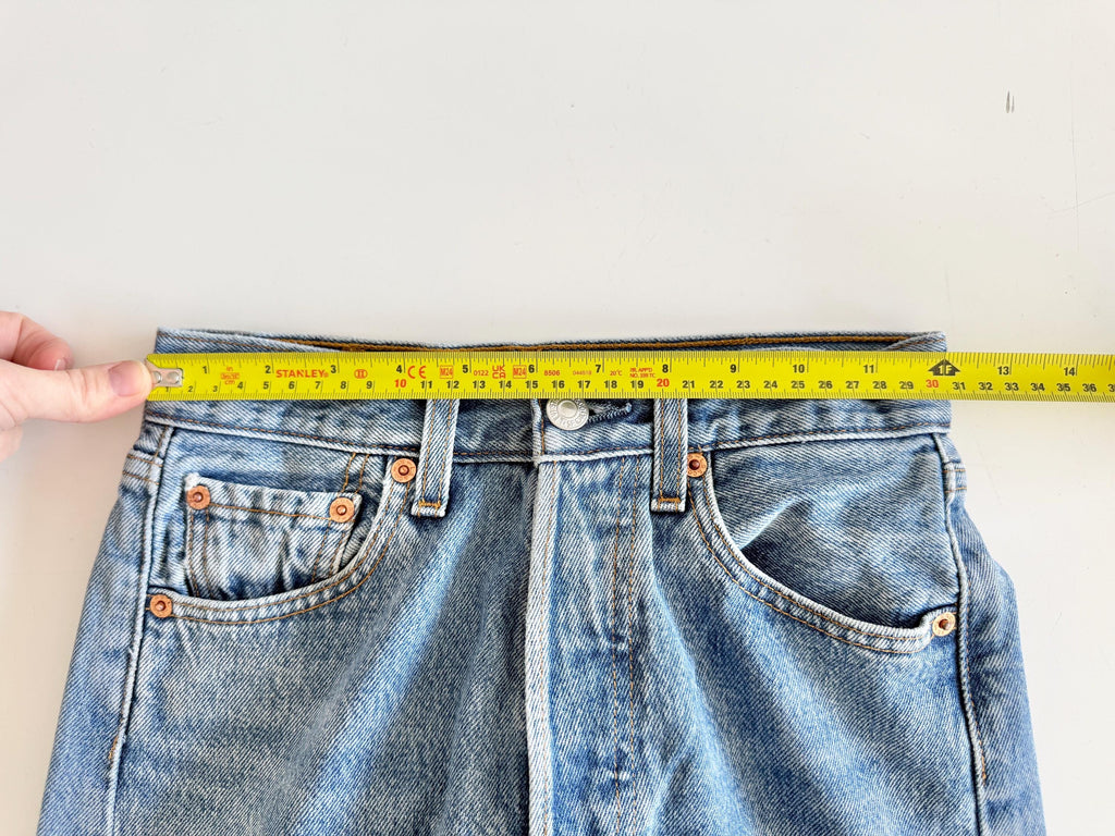W23 L30 vintage Levis 501 22-23” measured medium blue made in 90s )