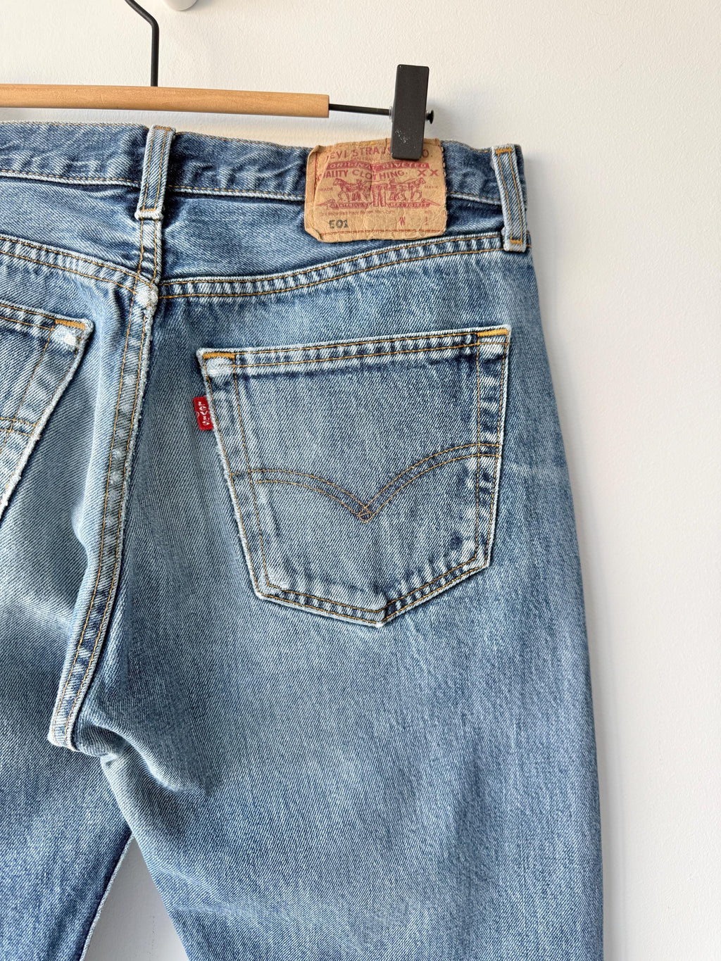 W30 L33 vintage Levis 501 29-30” measured whiskers faded dark blue made in 90s