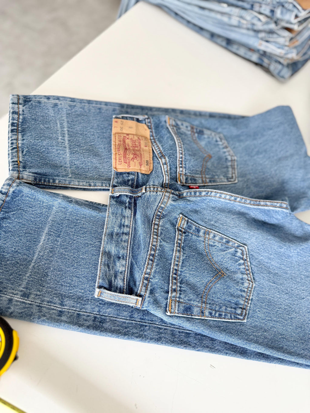 W23 L29  vintage Levis 501 22-23” measured waist medium fade made in 90s