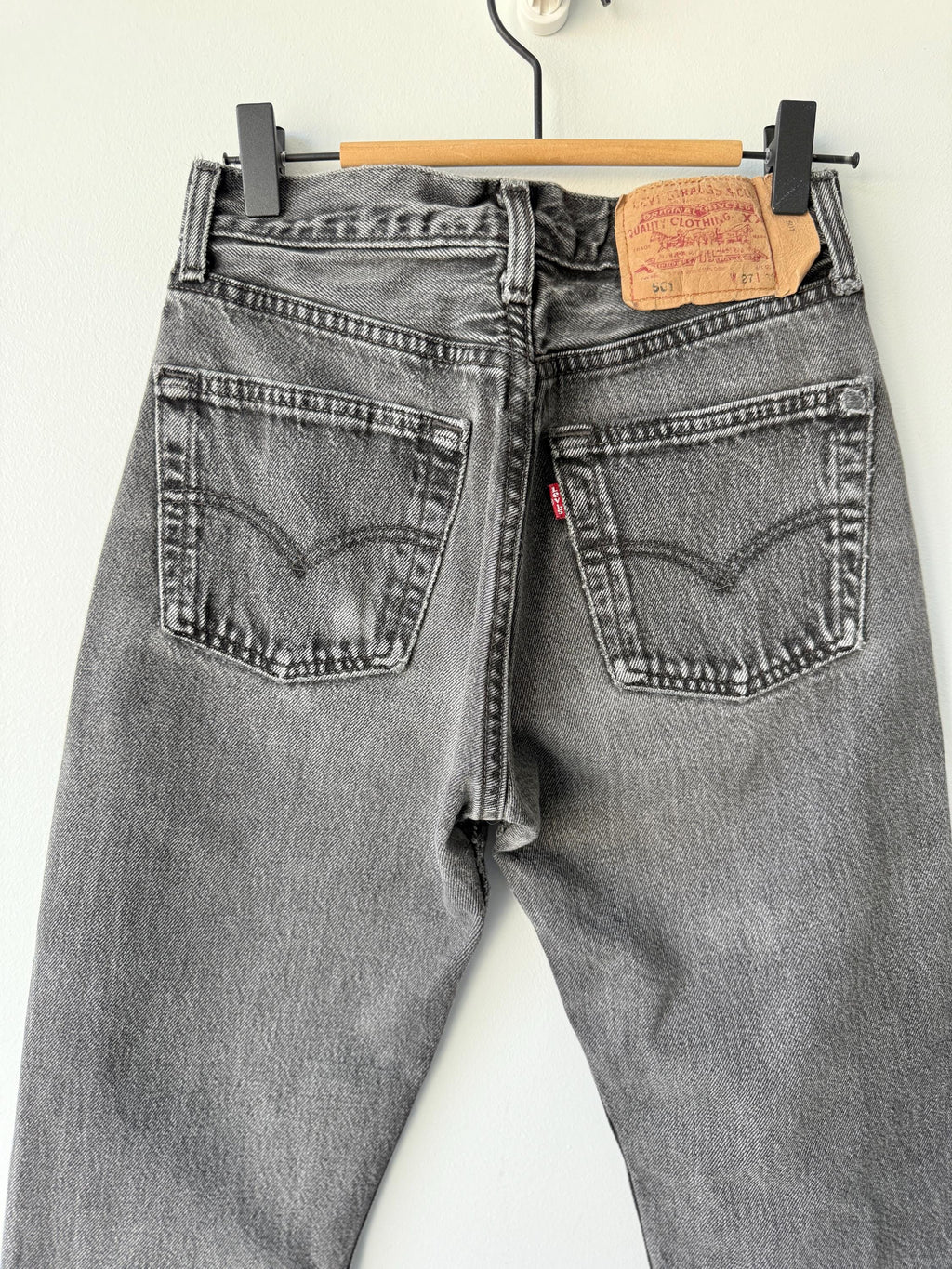 W25 L29 vintage Levis 501 24-25” measured waist black faded lines made in 90s