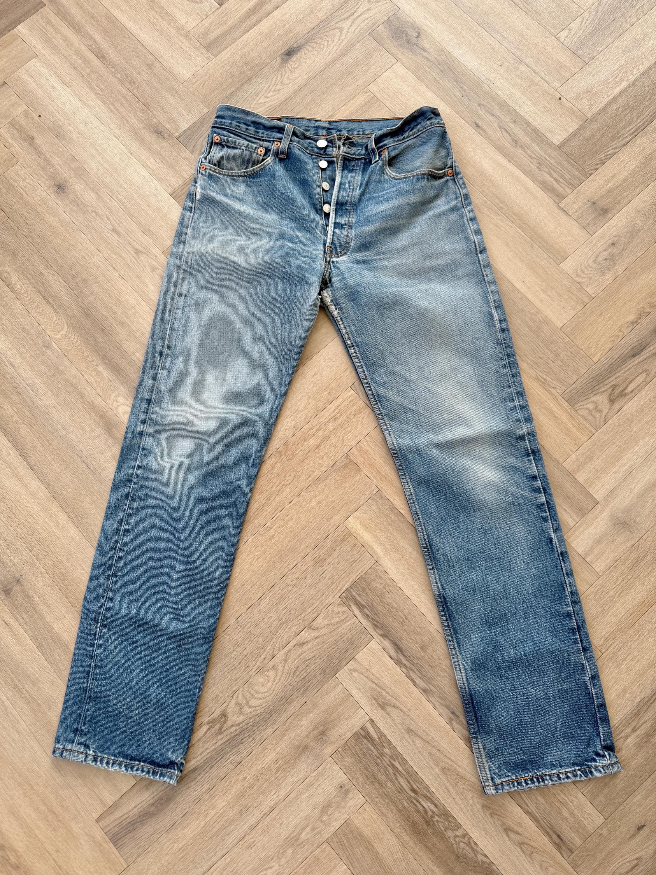 W30 L31 vintage Levis 501 29-30” measured medium blue made in 90s