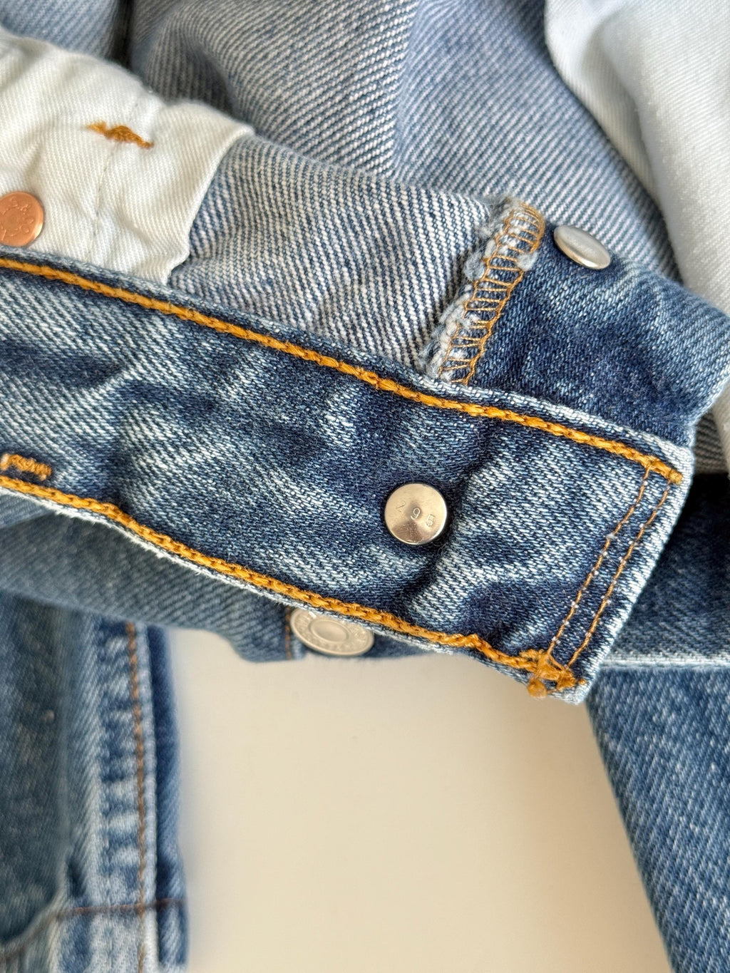 W27 L28 vintage Levis 501 26-27” measured medium dark blue made in 90s