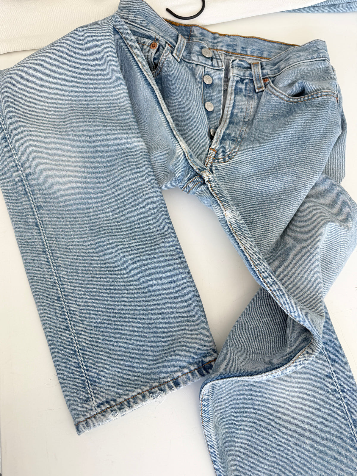 W24 L27 vintage Levis 501s 22/24” measured light blue 501s 90s