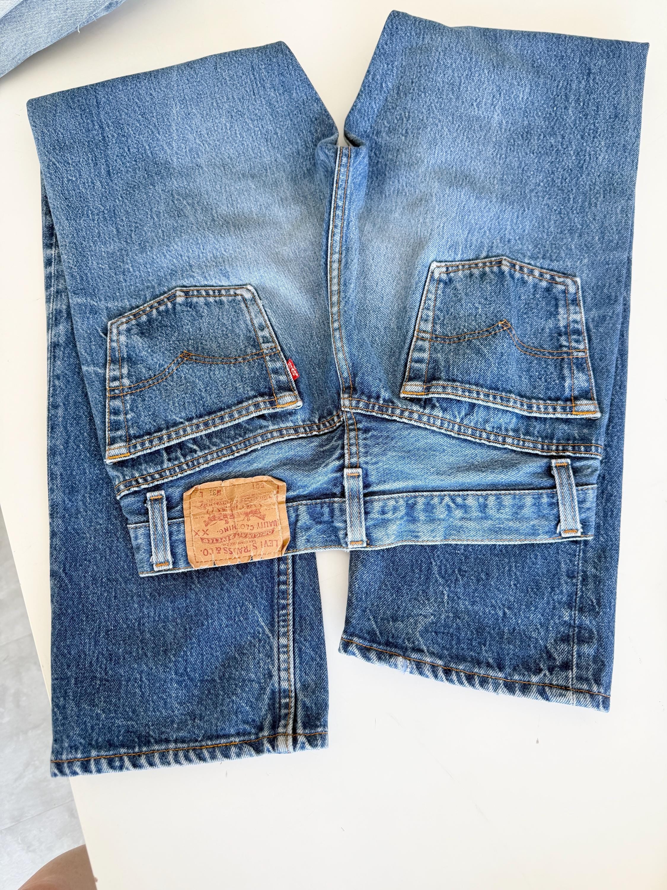 W27 L31 Levis 501 vintage 26-27” measured waist medium raw blue 80s made in USA